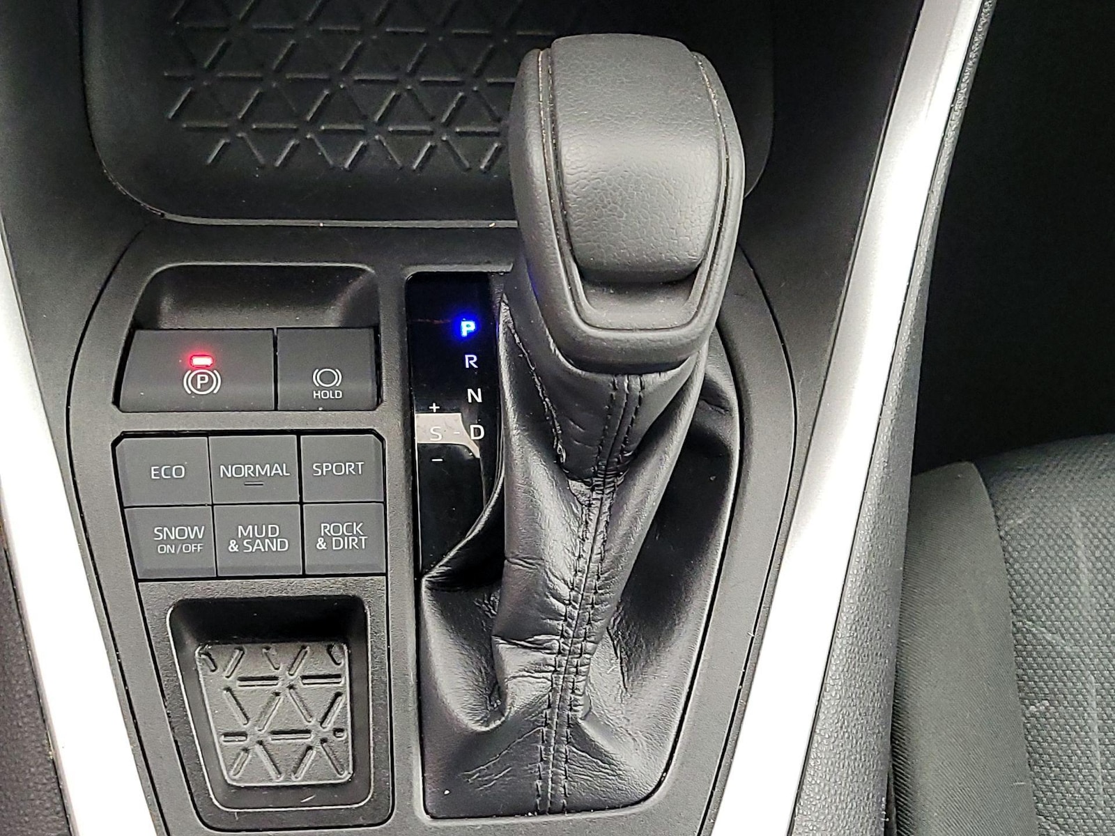 2022 Toyota RAV4 XLE - Photo 18