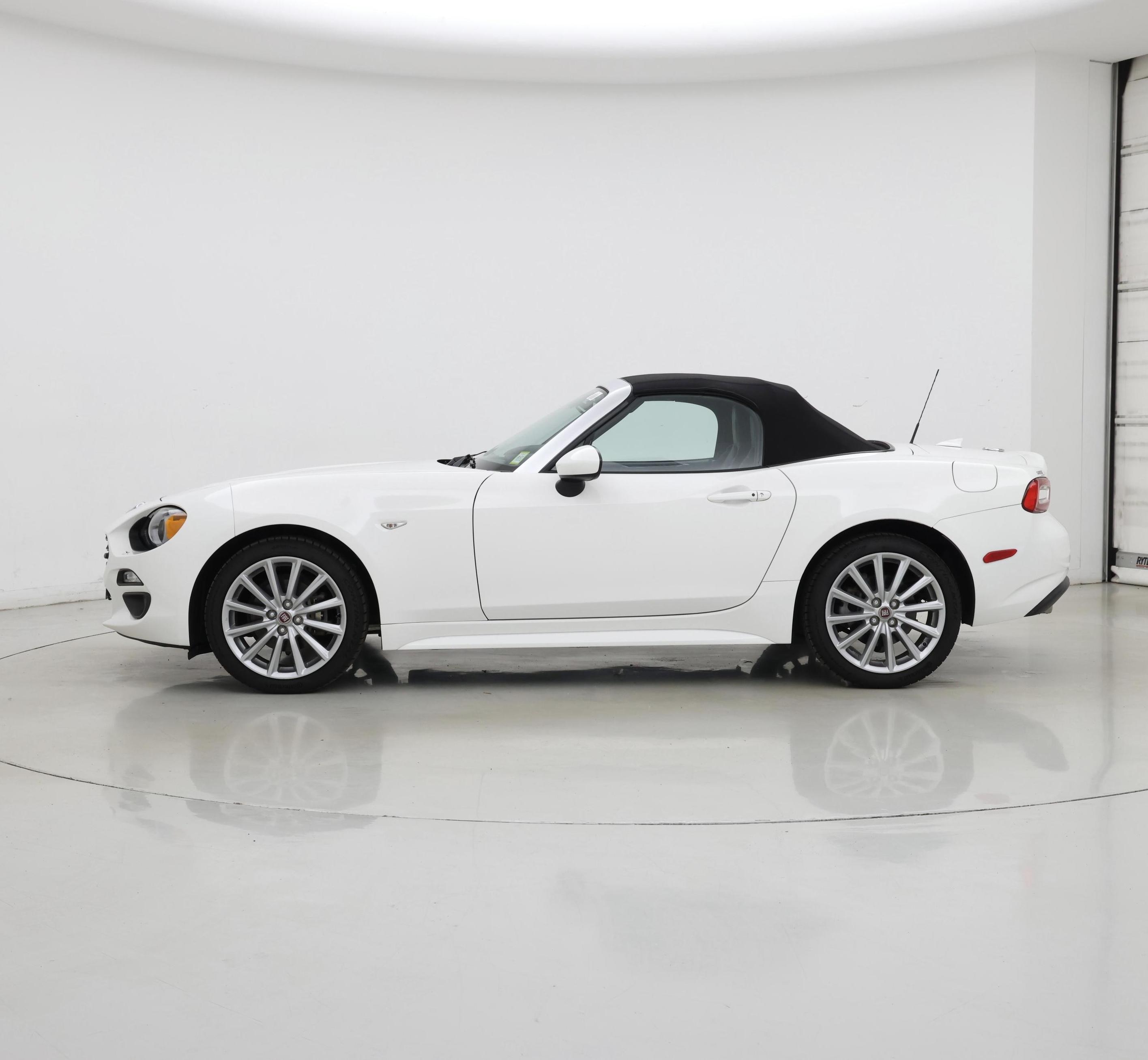 Thumbnail: 2017 Fiat 124 Spider - 3