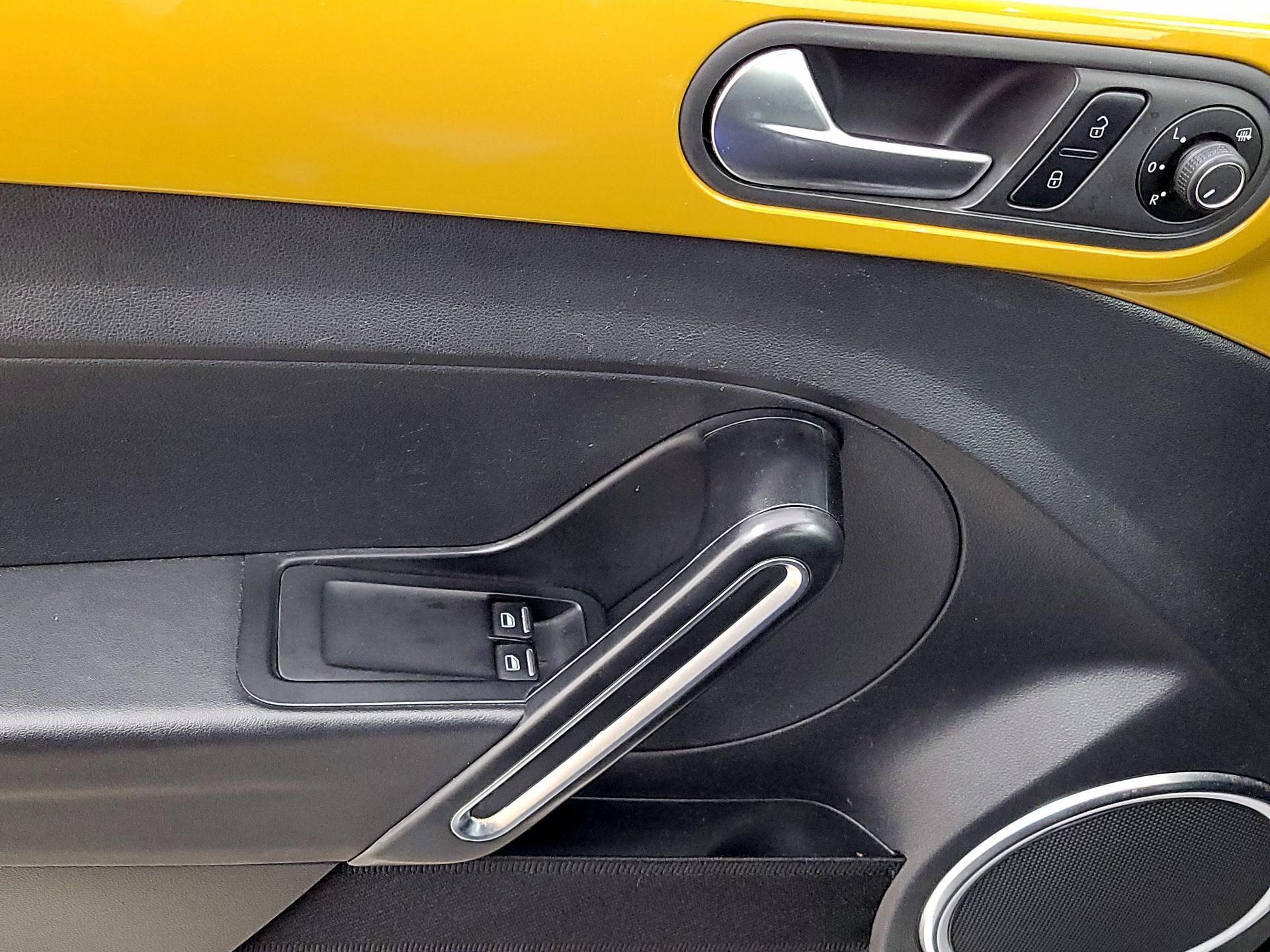 Thumbnail: 2017 Volkswagen Beetle - 12