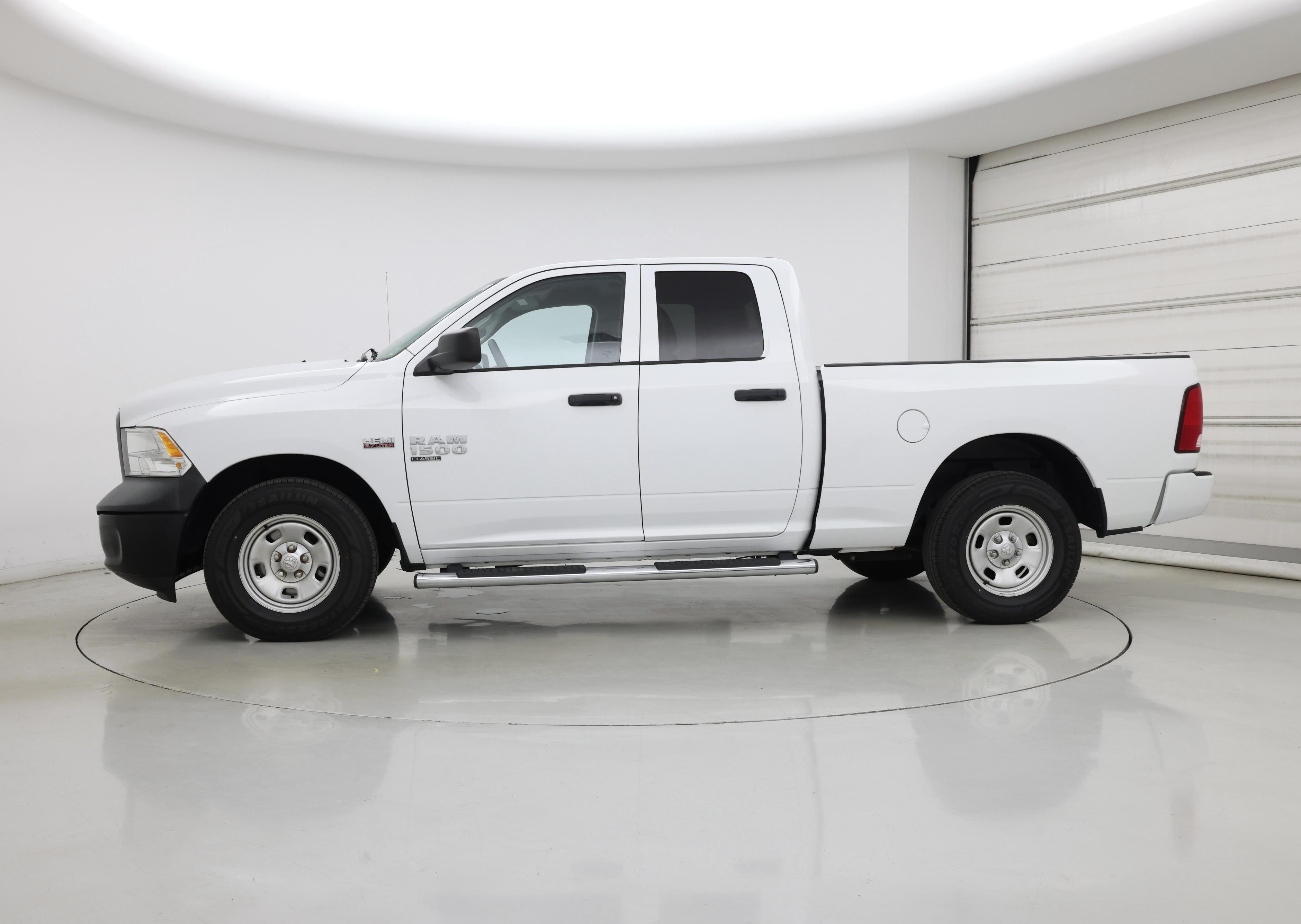 Thumbnail: 2019 RAM 1500 Classic - 3