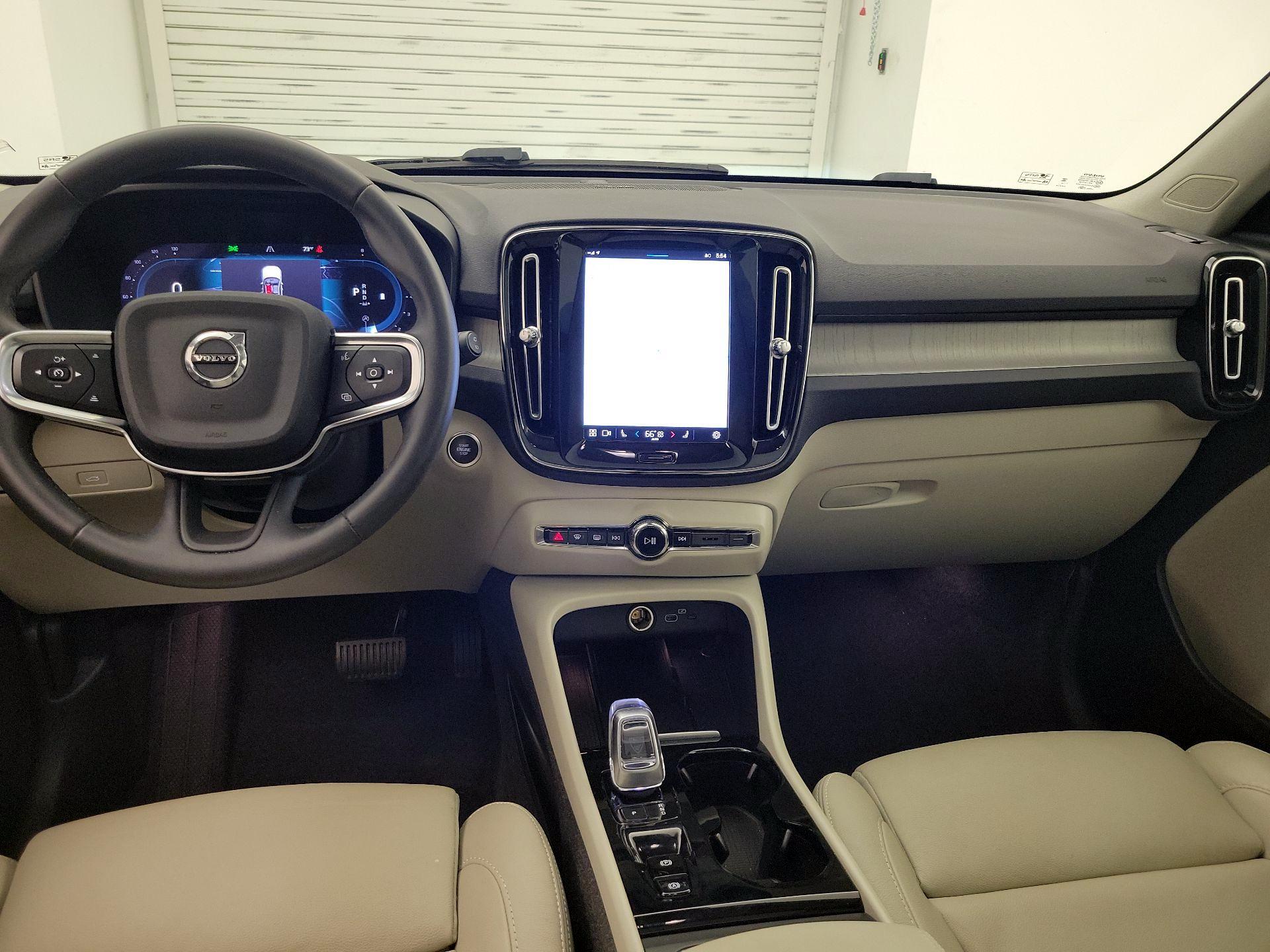 Thumbnail: 2023 Volvo XC40 - 9