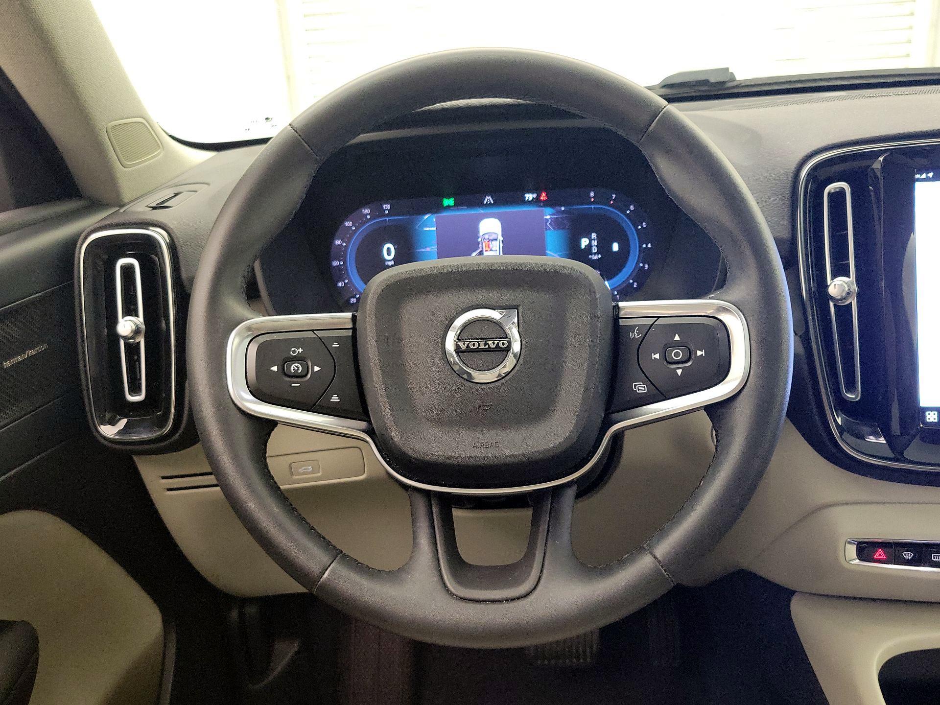 Thumbnail: 2023 Volvo XC40 - 10