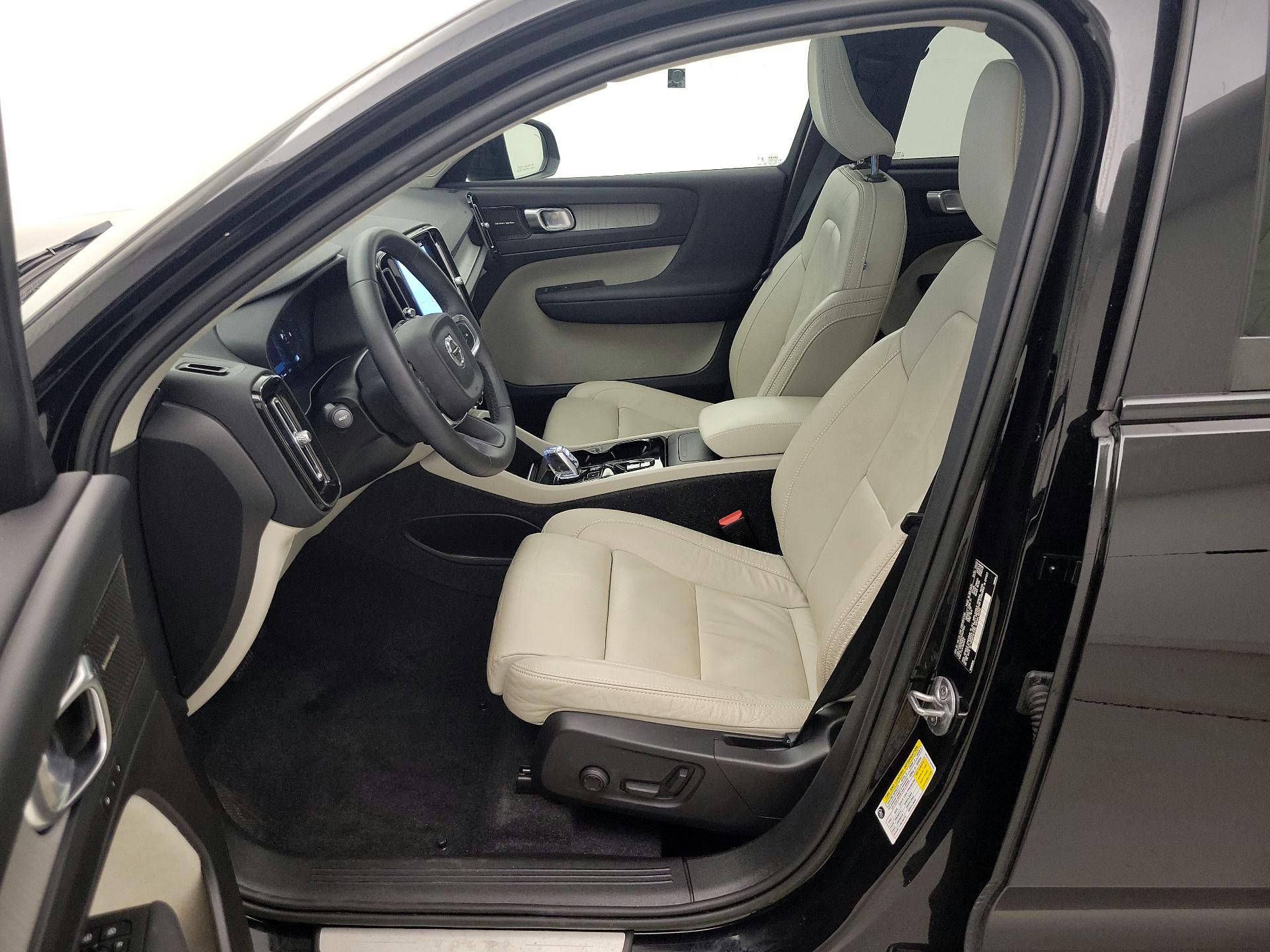 Thumbnail: 2023 Volvo XC40 - 11