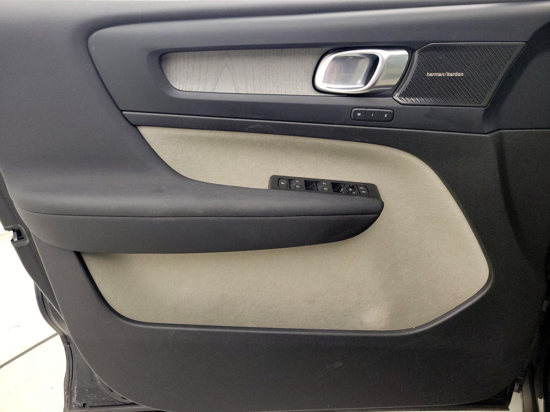 Thumbnail: 2023 Volvo XC40 - 12