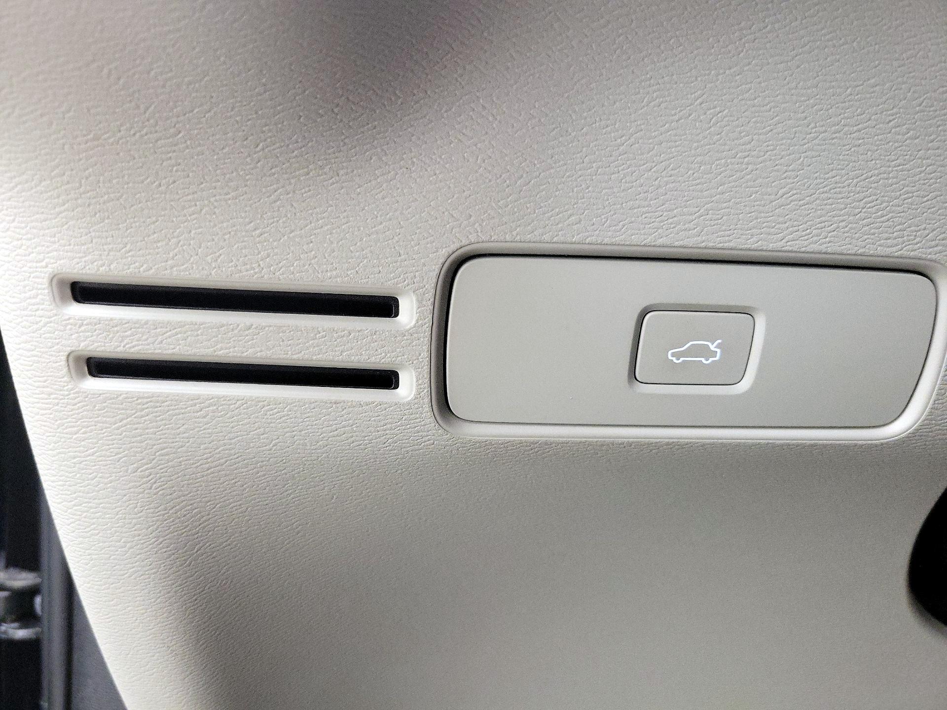 Thumbnail: 2023 Volvo XC40 - 13