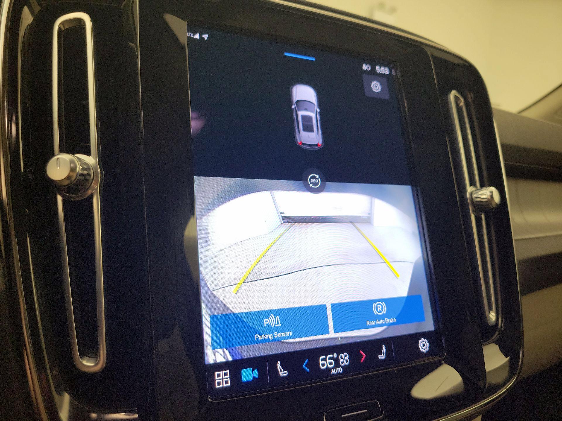 Thumbnail: 2023 Volvo XC40 - 15