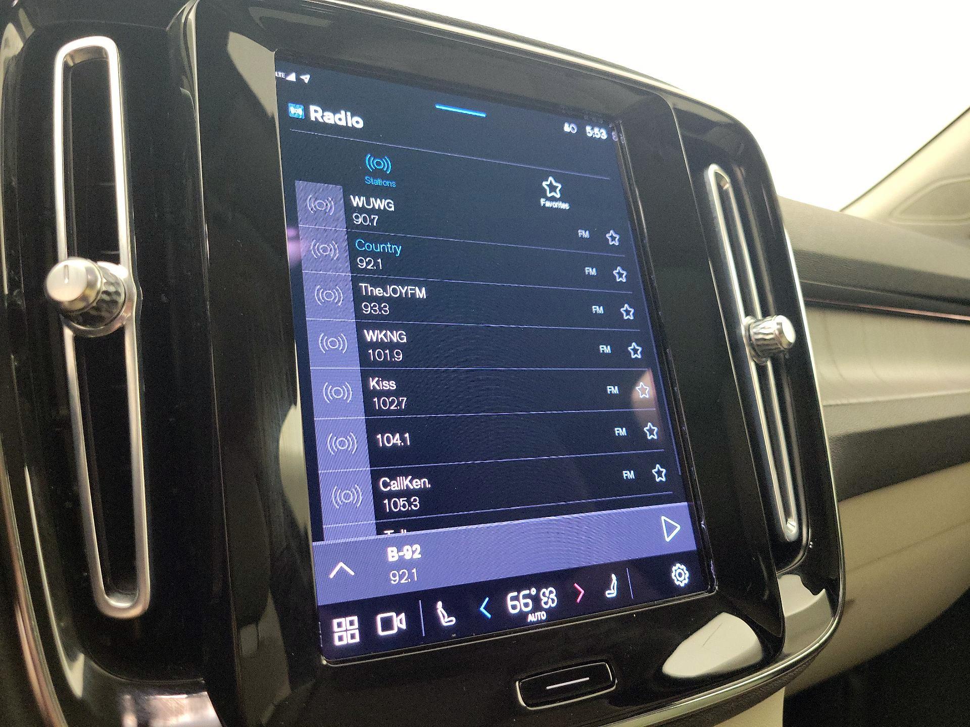 Thumbnail: 2023 Volvo XC40 - 16