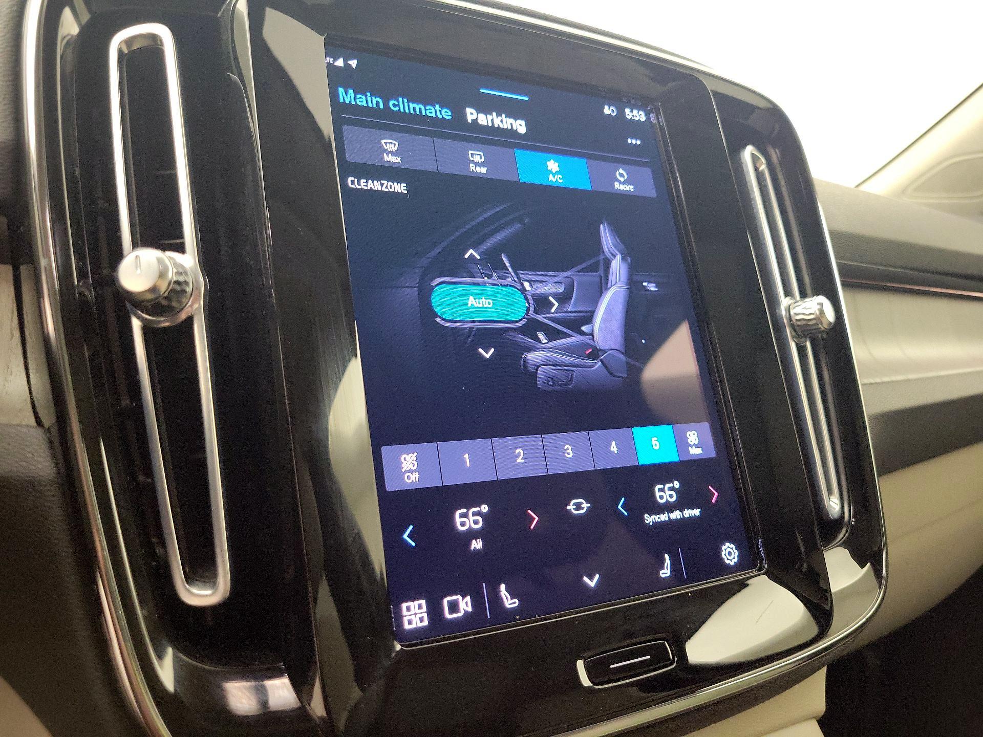 Thumbnail: 2023 Volvo XC40 - 17