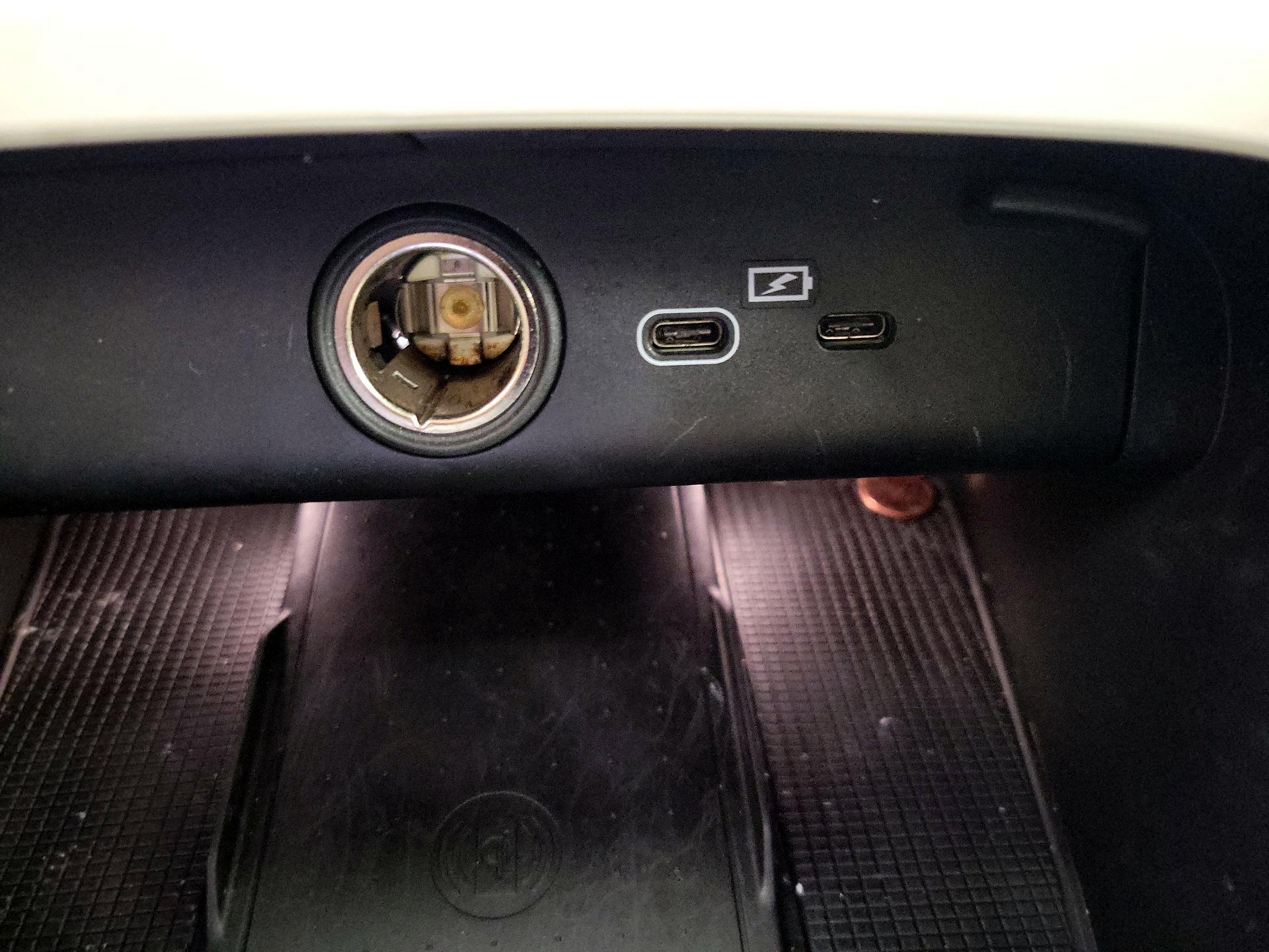 Thumbnail: 2023 Volvo XC40 - 19