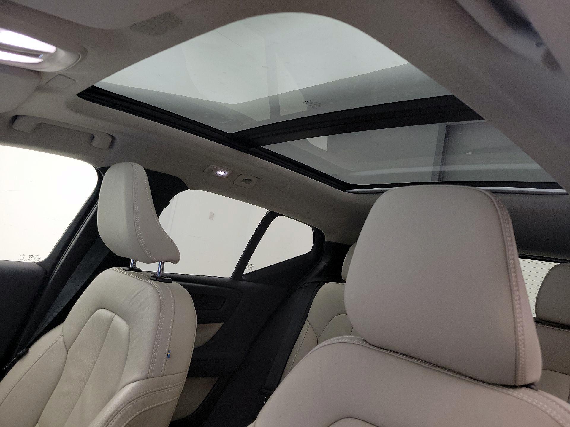 Thumbnail: 2023 Volvo XC40 - 20