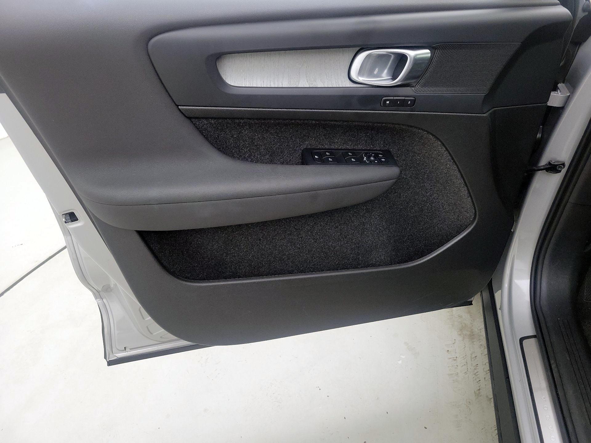 Thumbnail: 2025 Volvo XC40 - 12