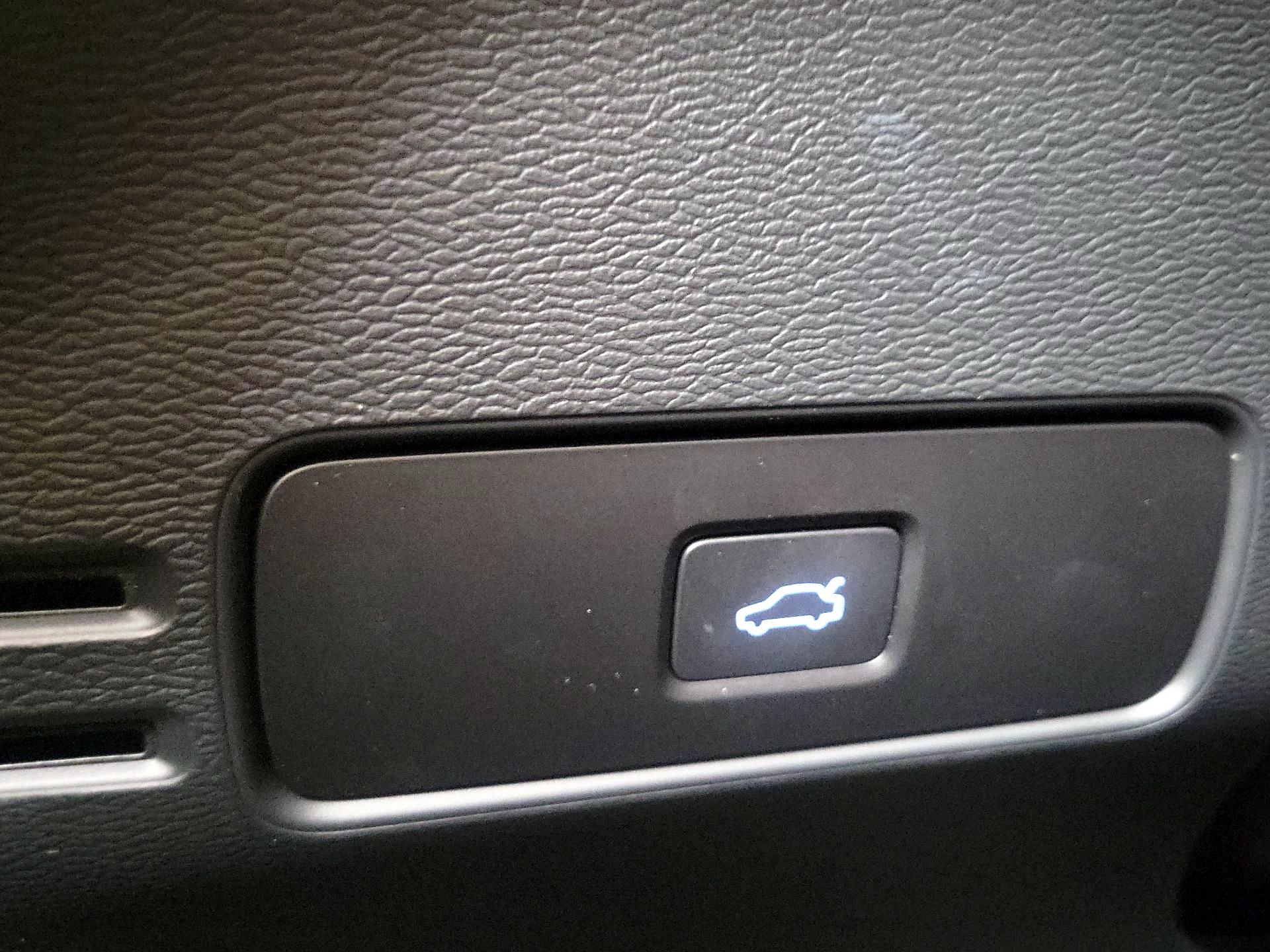 Thumbnail: 2025 Volvo XC40 - 13