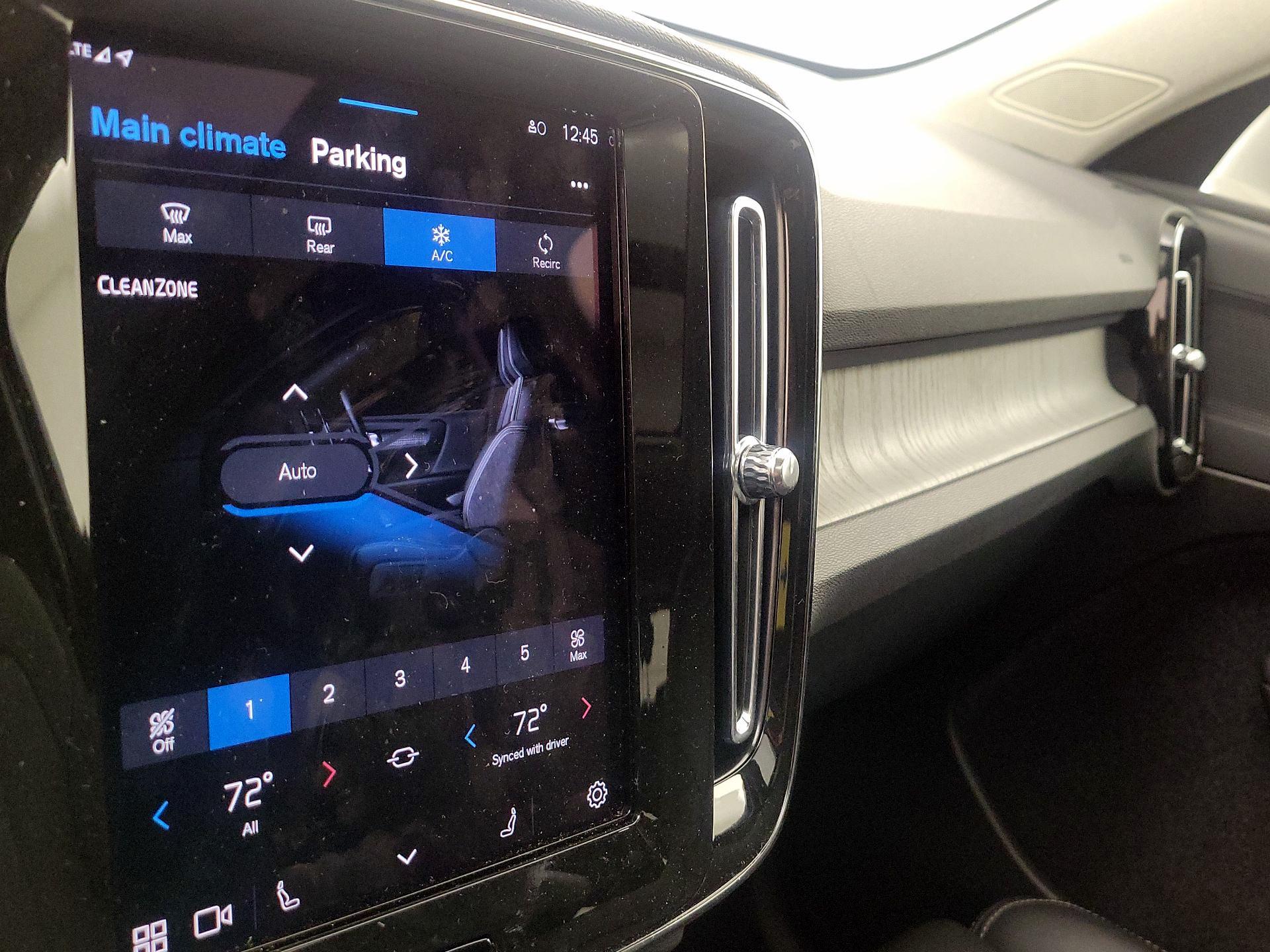 Thumbnail: 2025 Volvo XC40 - 16