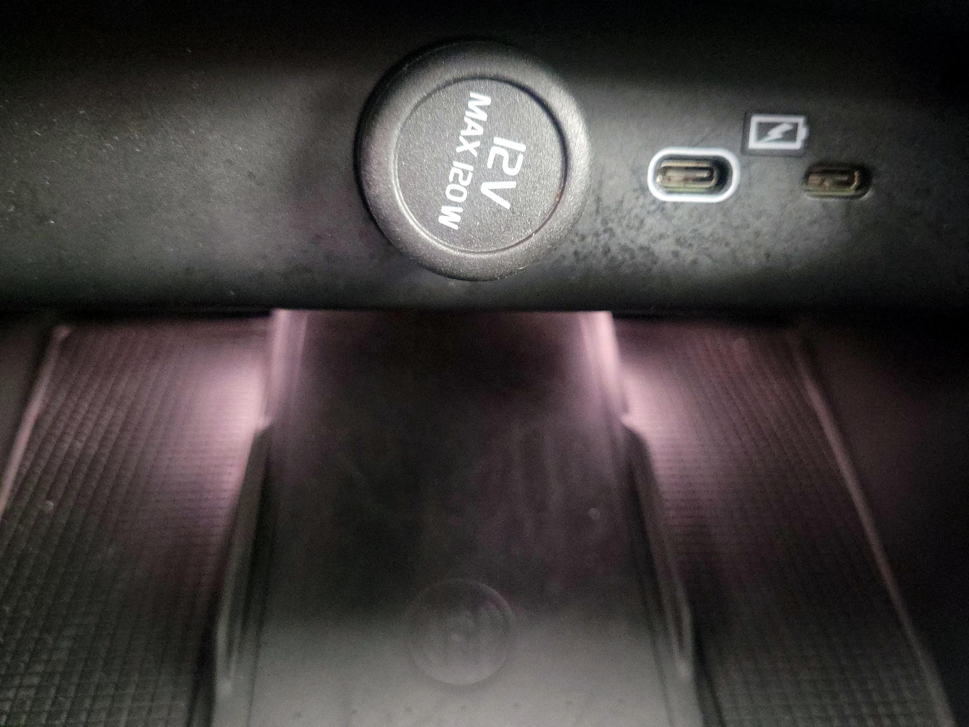 Thumbnail: 2025 Volvo XC40 - 18