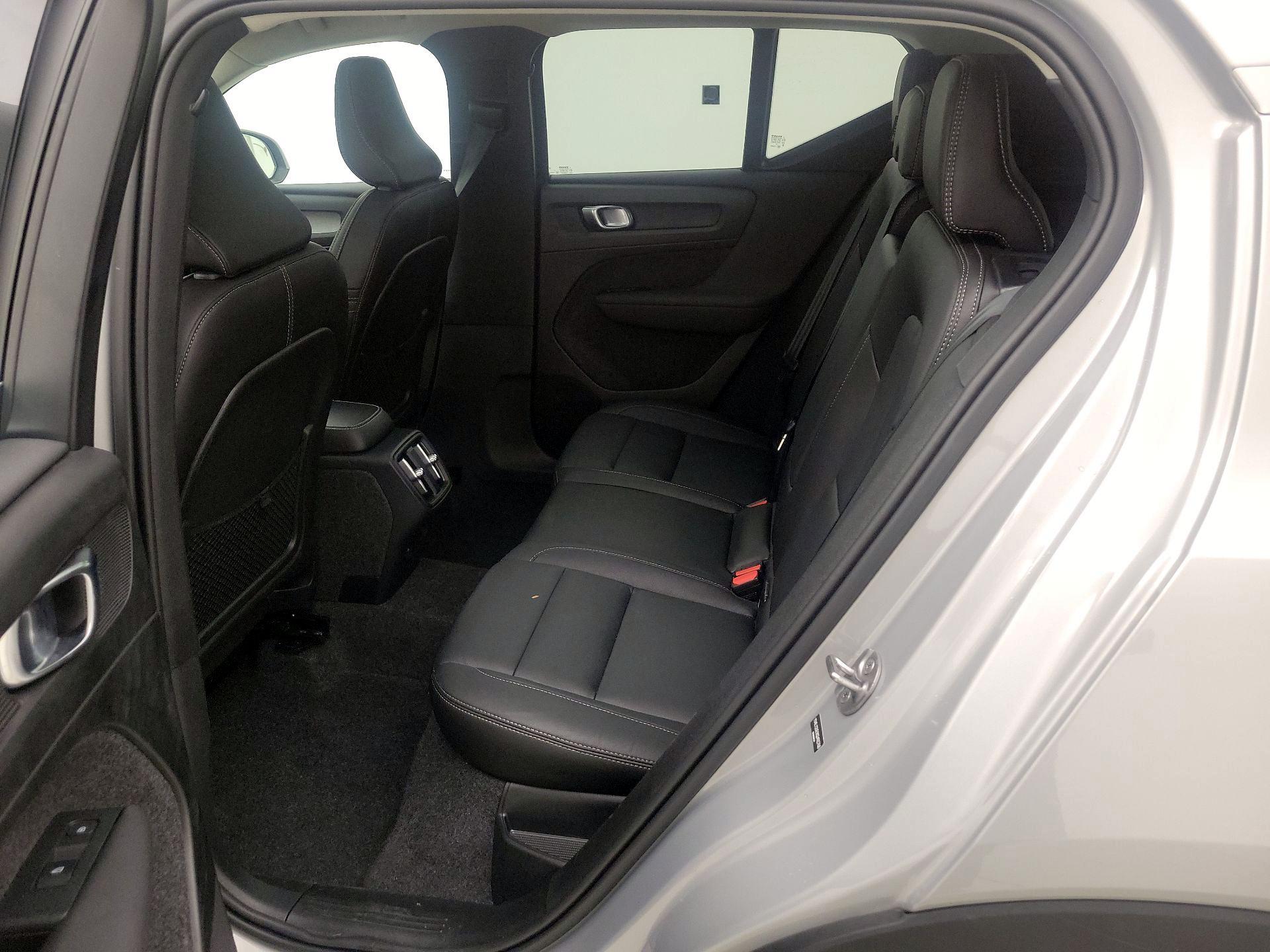 Thumbnail: 2025 Volvo XC40 - 20