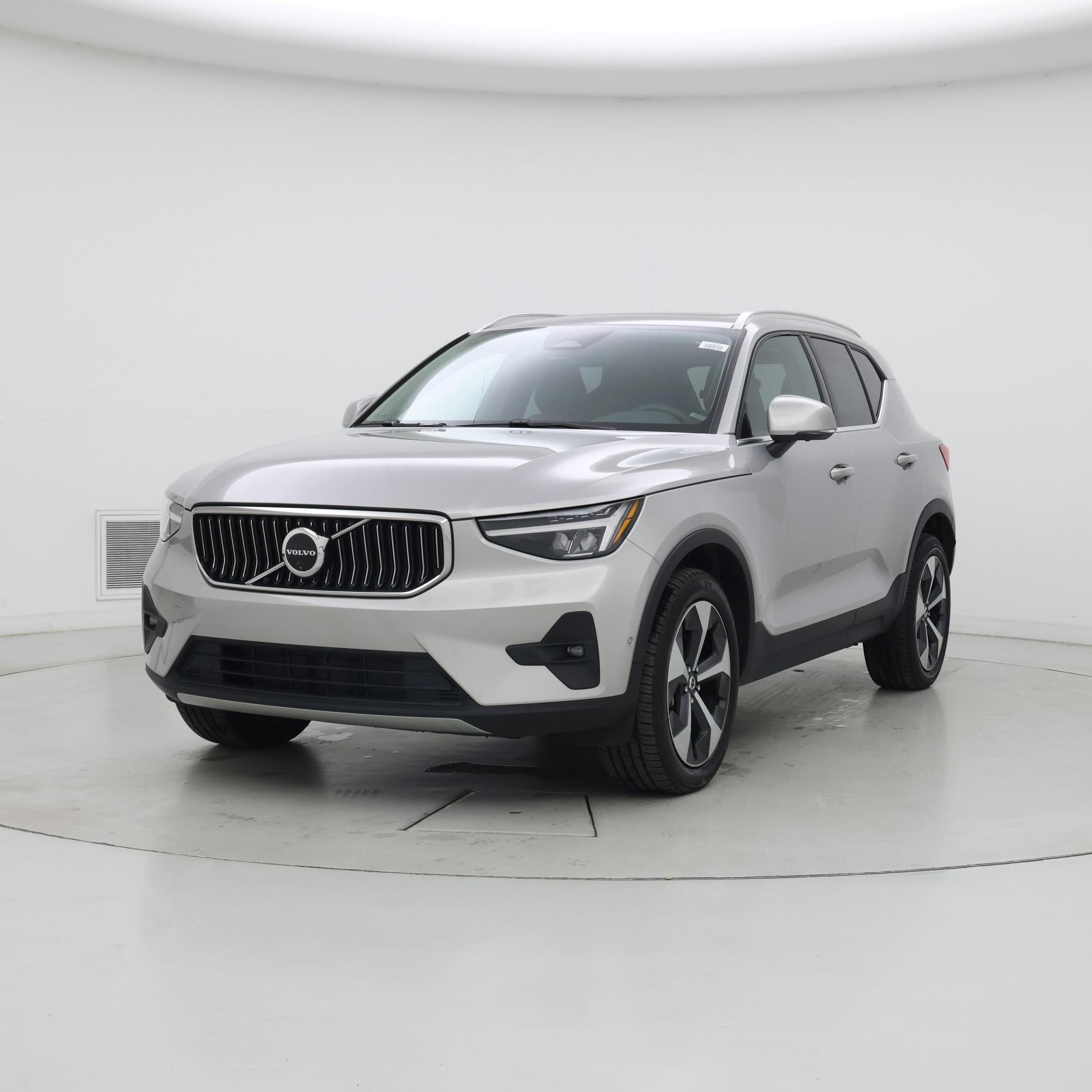 Thumbnail: 2025 Volvo XC40 - 4