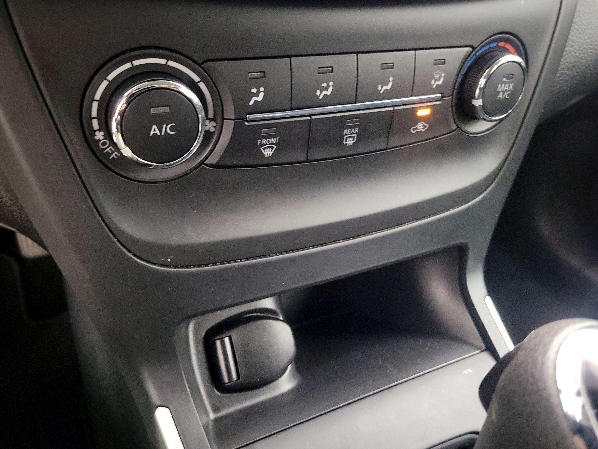 Thumbnail: 2017 Nissan Sentra - 16