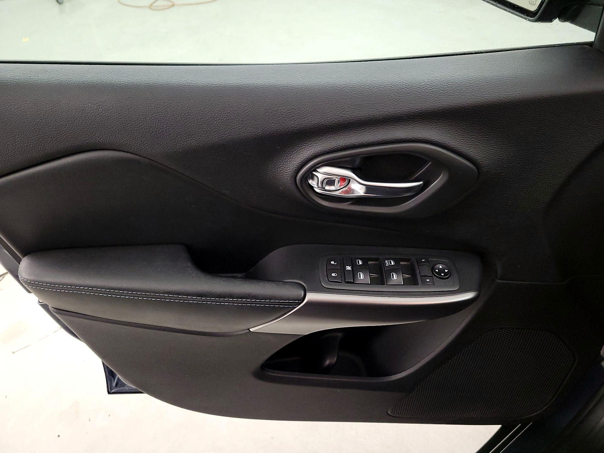 Thumbnail: 2020 Jeep Cherokee - 12