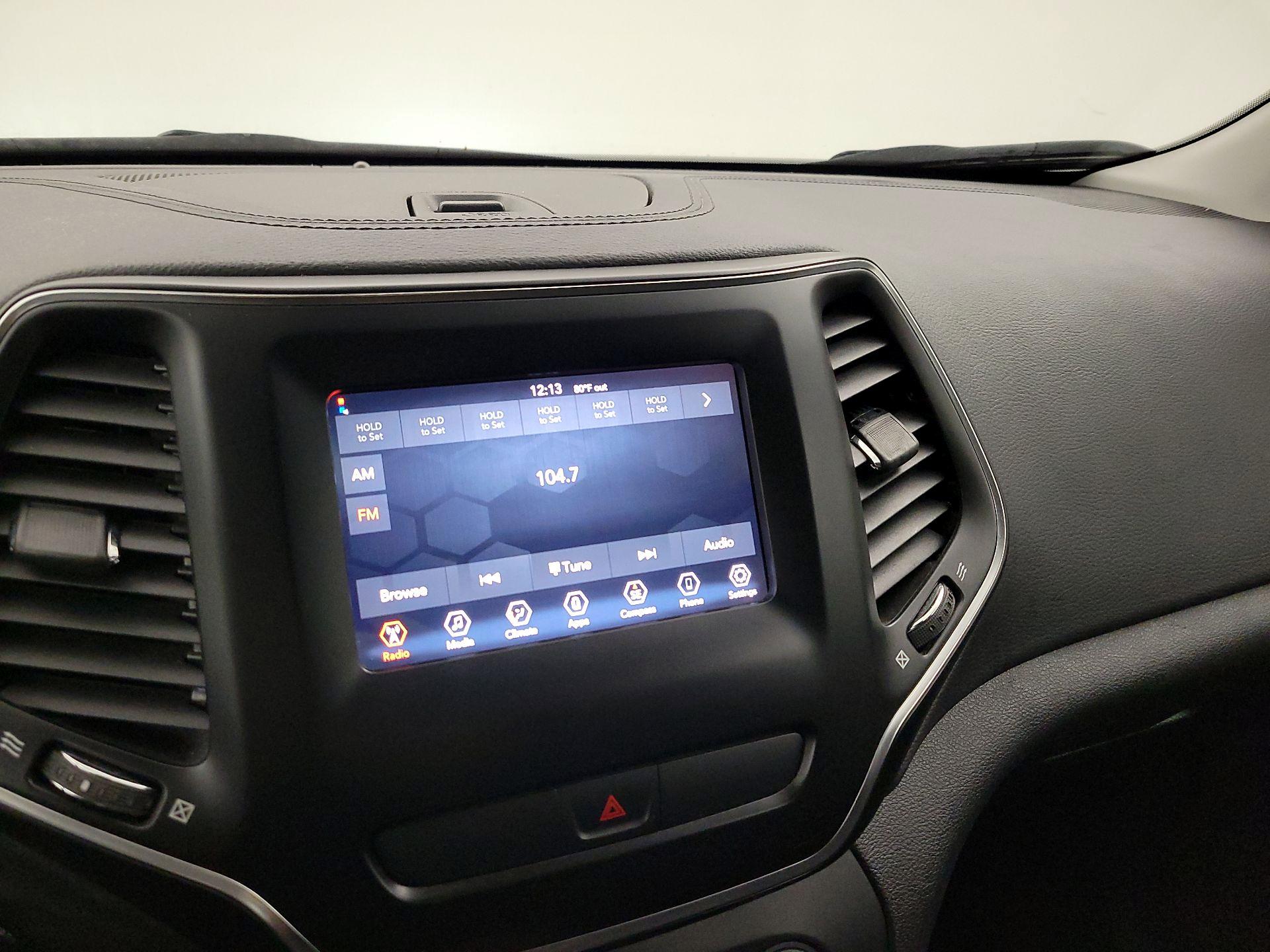 Thumbnail: 2020 Jeep Cherokee - 15