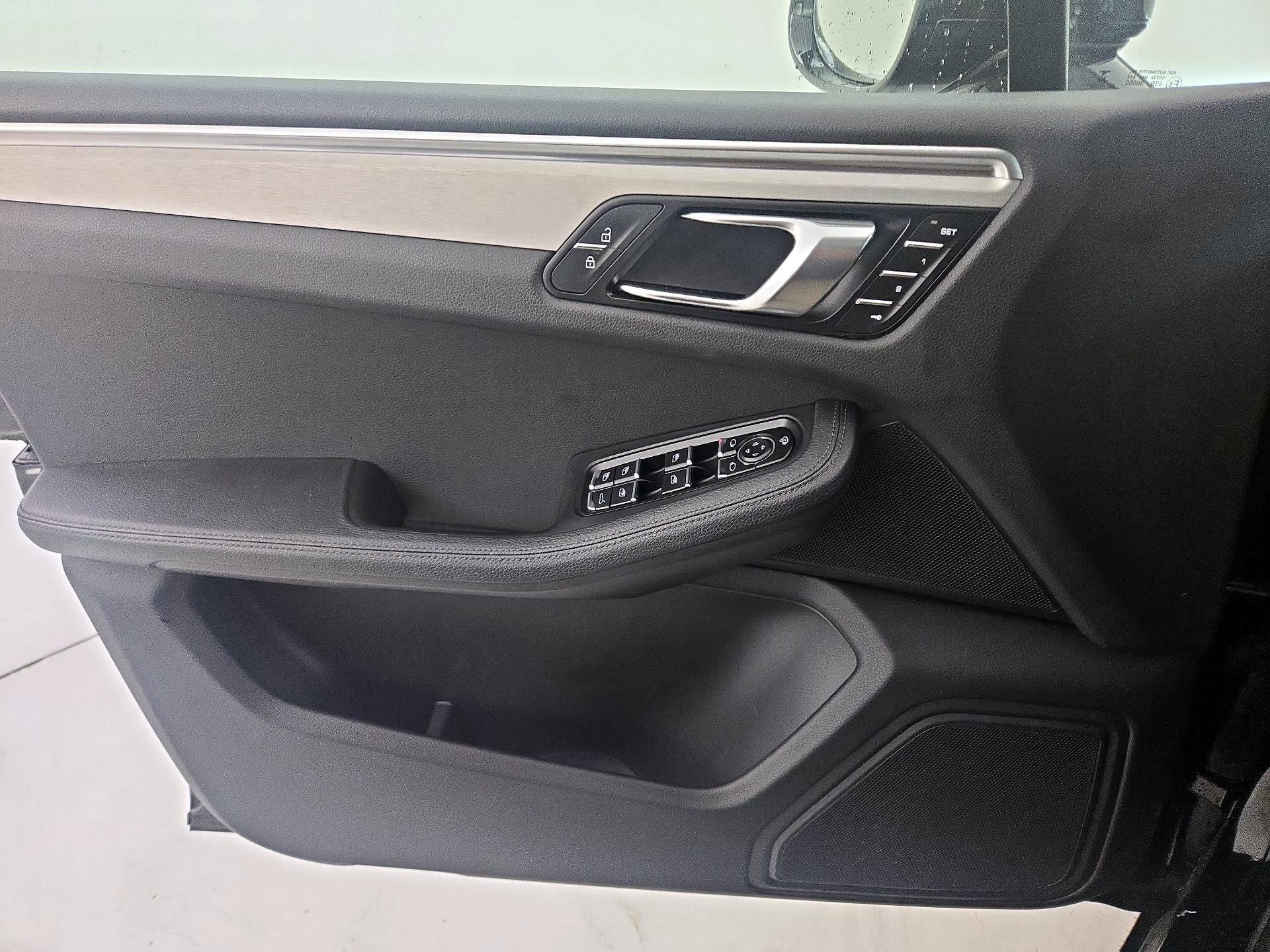 Thumbnail: 2023 Porsche Macan - 12