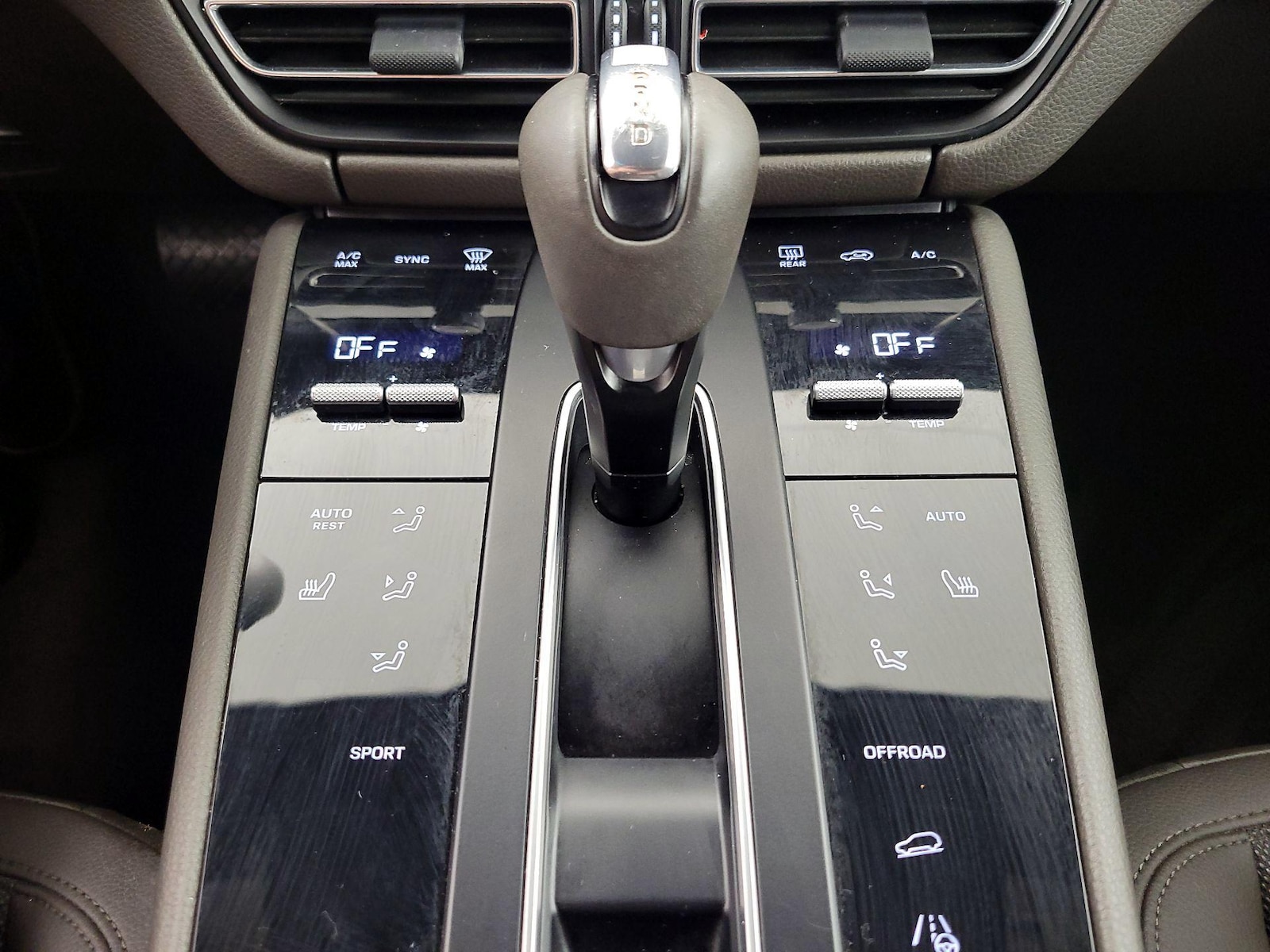 2022 Porsche Macan Base - Photo 18