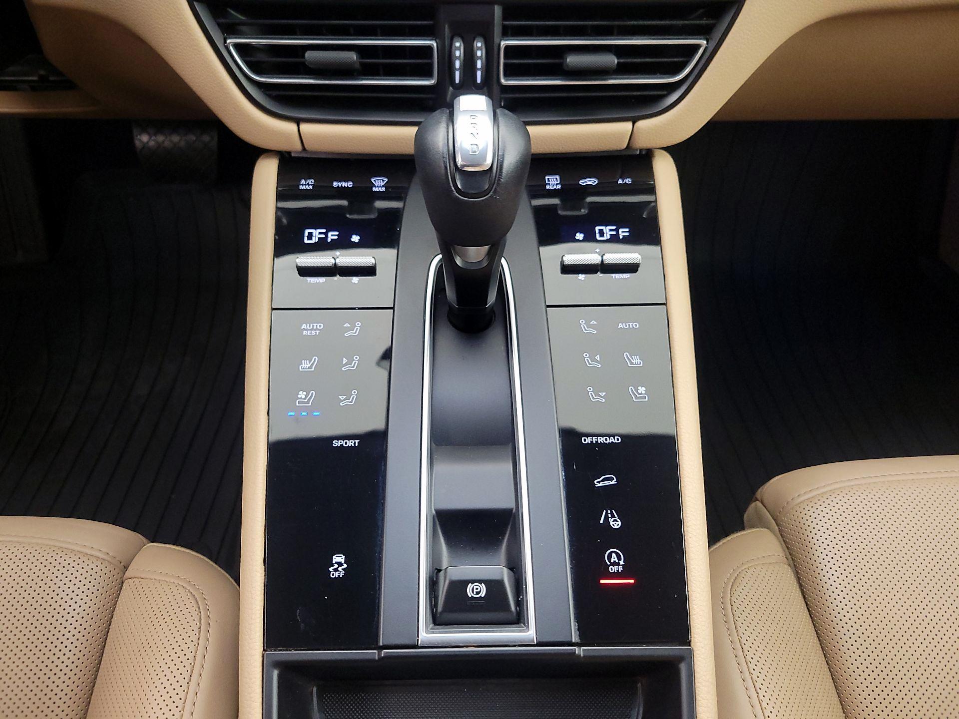 Thumbnail: 2022 Porsche Macan - 16