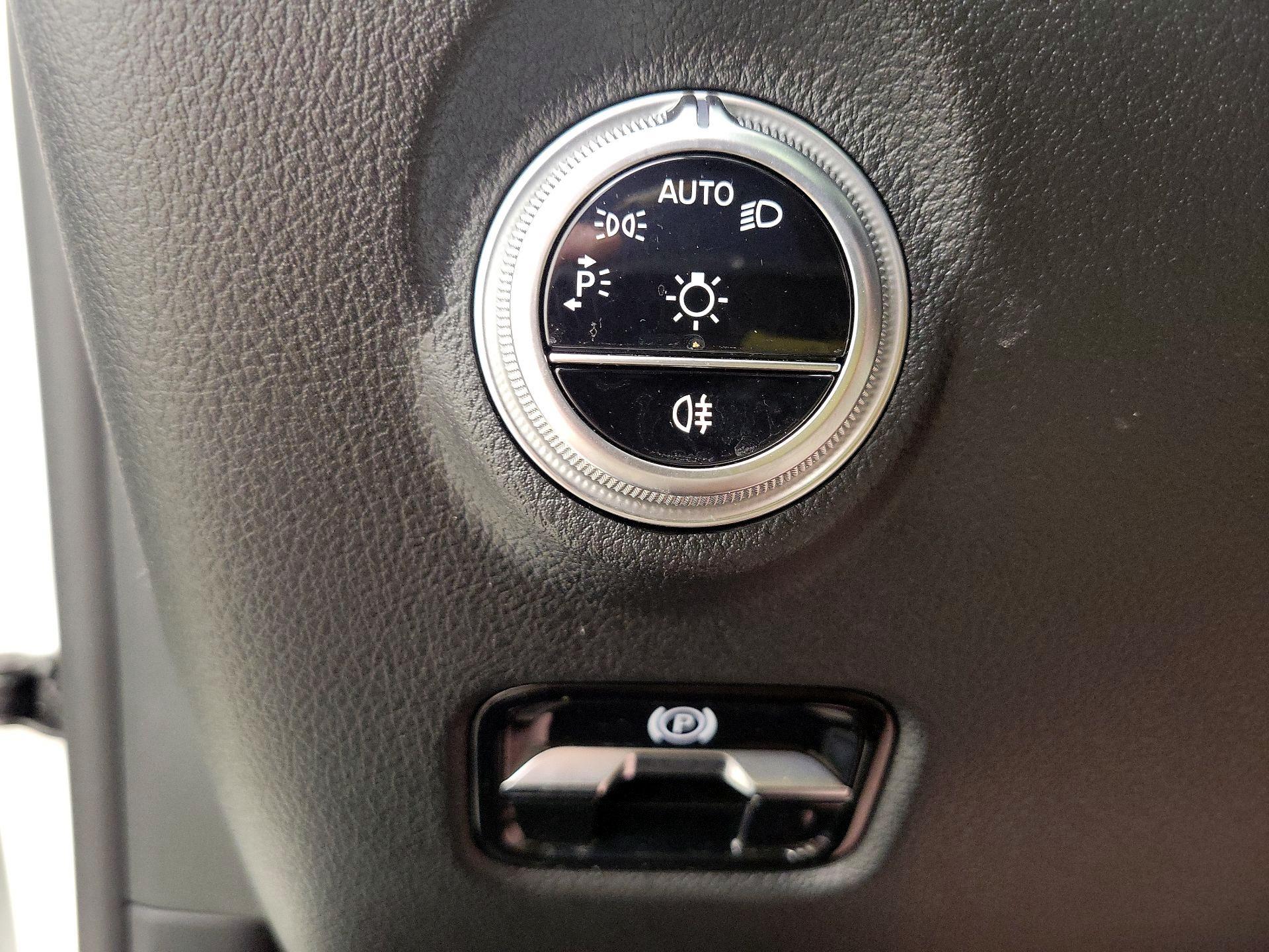 Thumbnail: 2023 Mercedes-Benz C-Class - 13