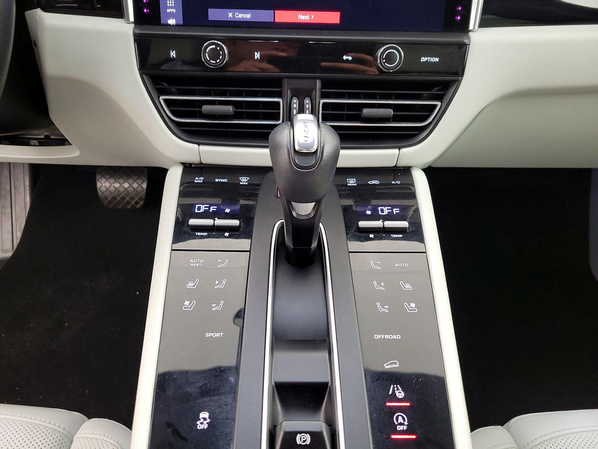 Thumbnail: 2022 Porsche Macan - 18