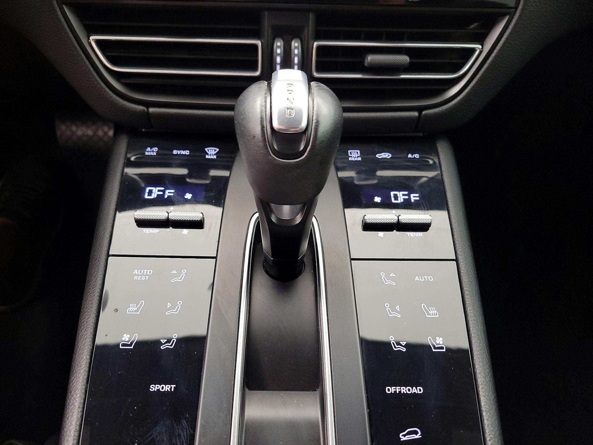 Thumbnail: 2022 Porsche Macan - 17