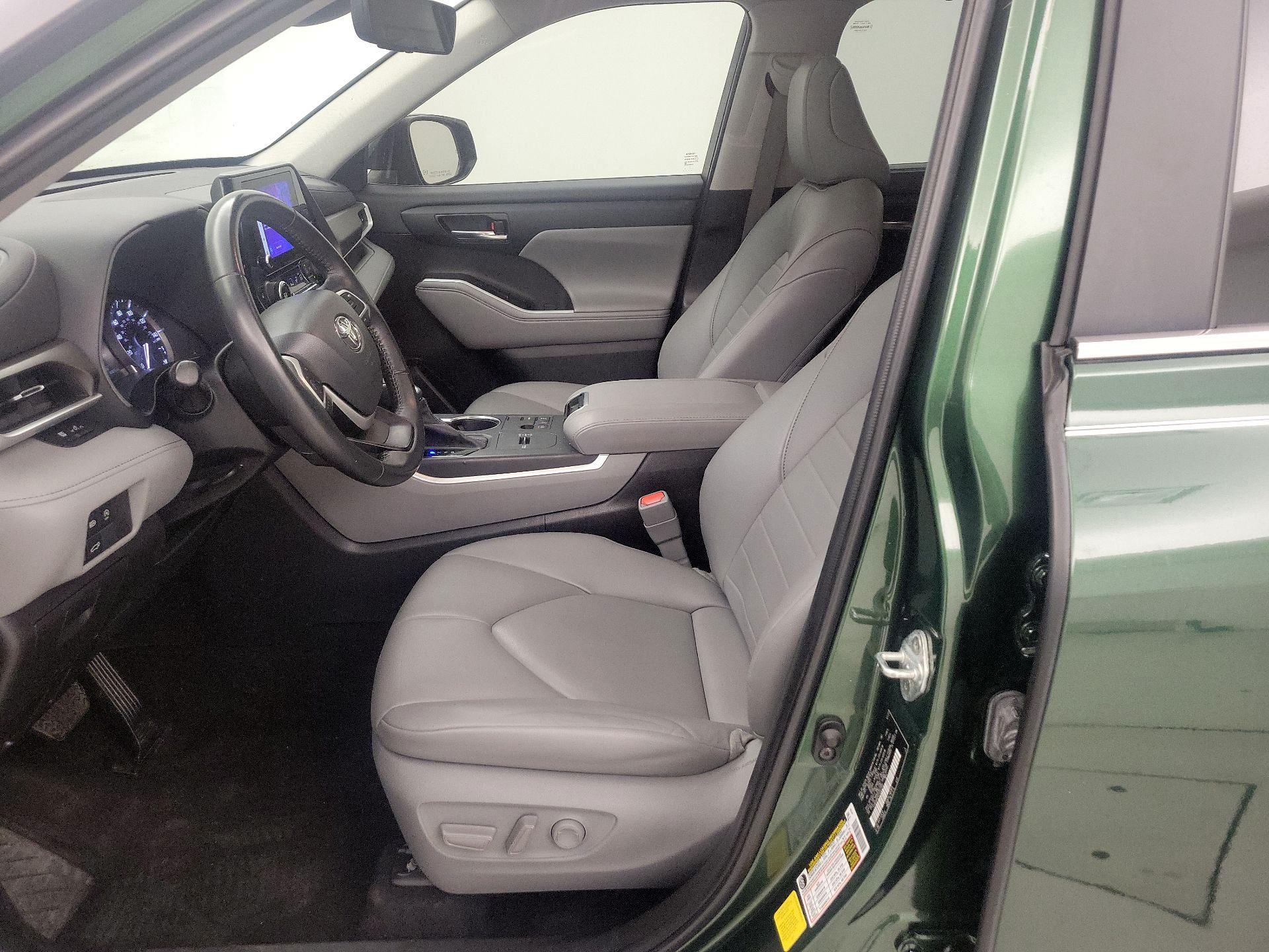 Thumbnail: 2023 Toyota Highlander - 11