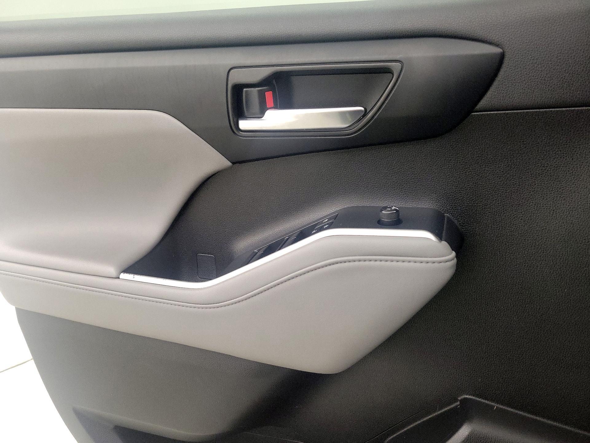 Thumbnail: 2023 Toyota Highlander - 12