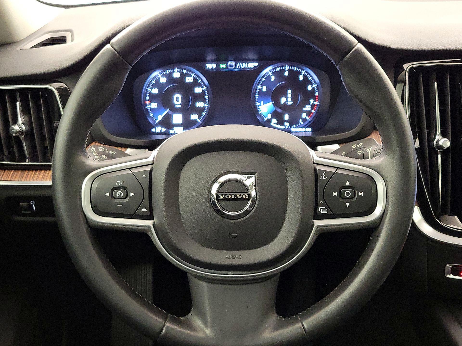 Thumbnail: 2022 Volvo S60 - 10