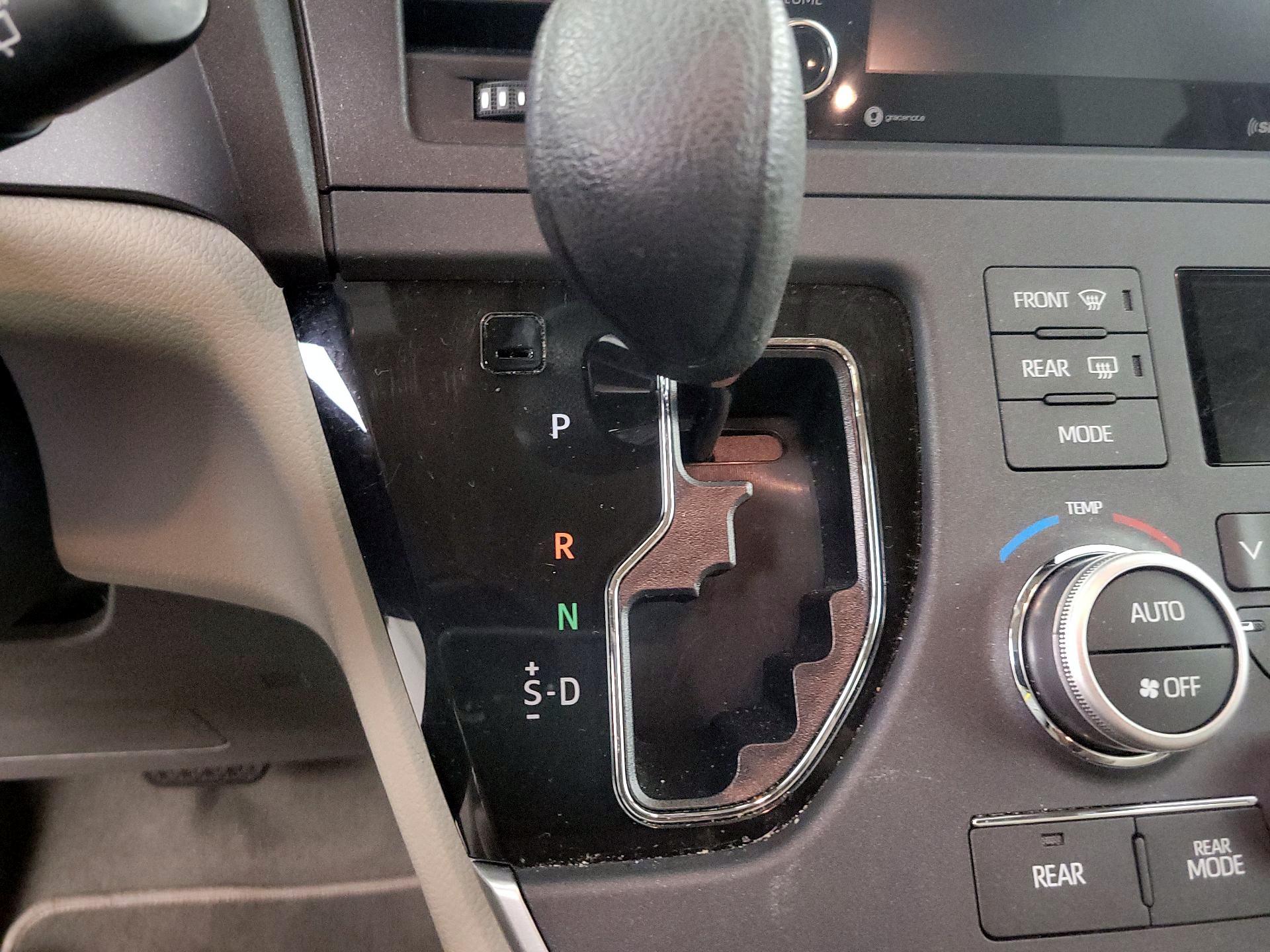 Thumbnail: 2020 Toyota Sienna - 17