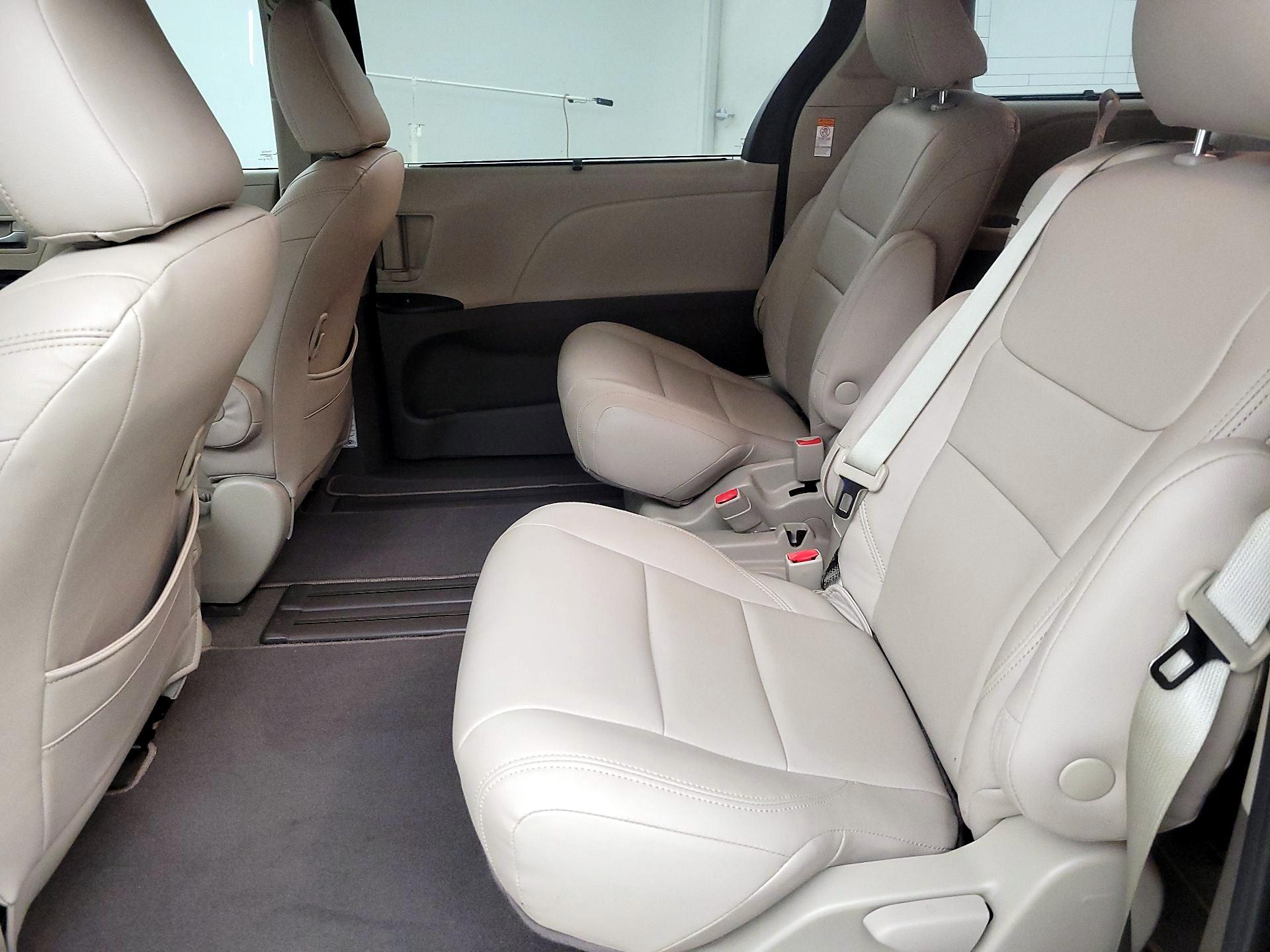 Thumbnail: 2020 Toyota Sienna - 19