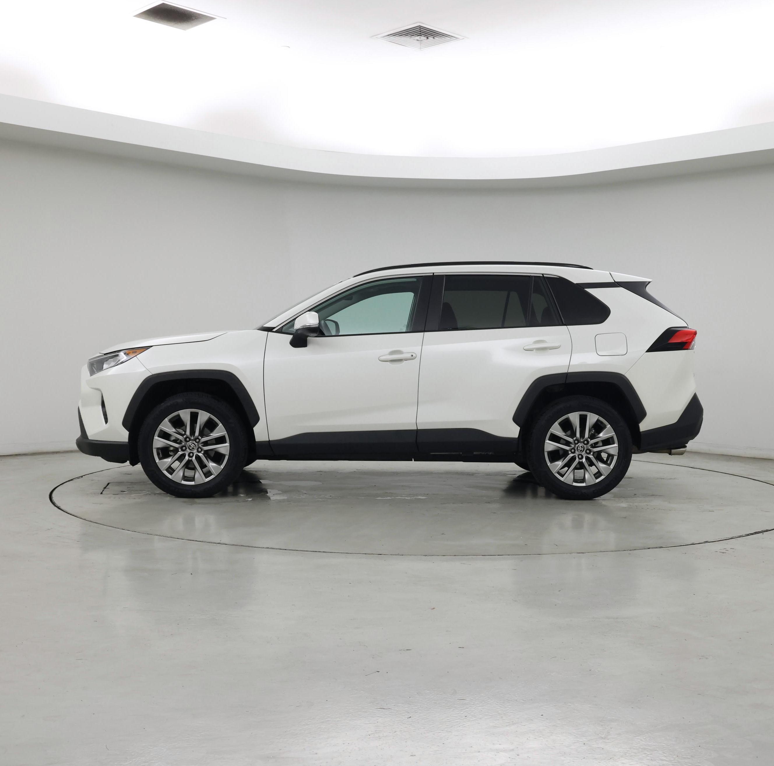 Thumbnail: 2021 Toyota RAV4 - 3