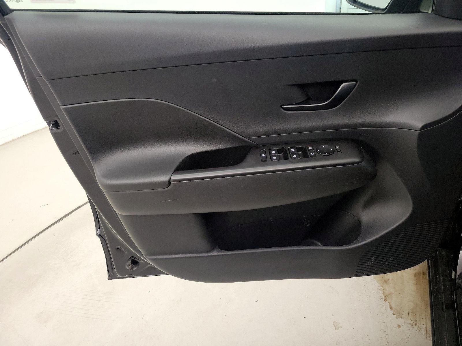 2025 Hyundai Kona SE - Photo 13