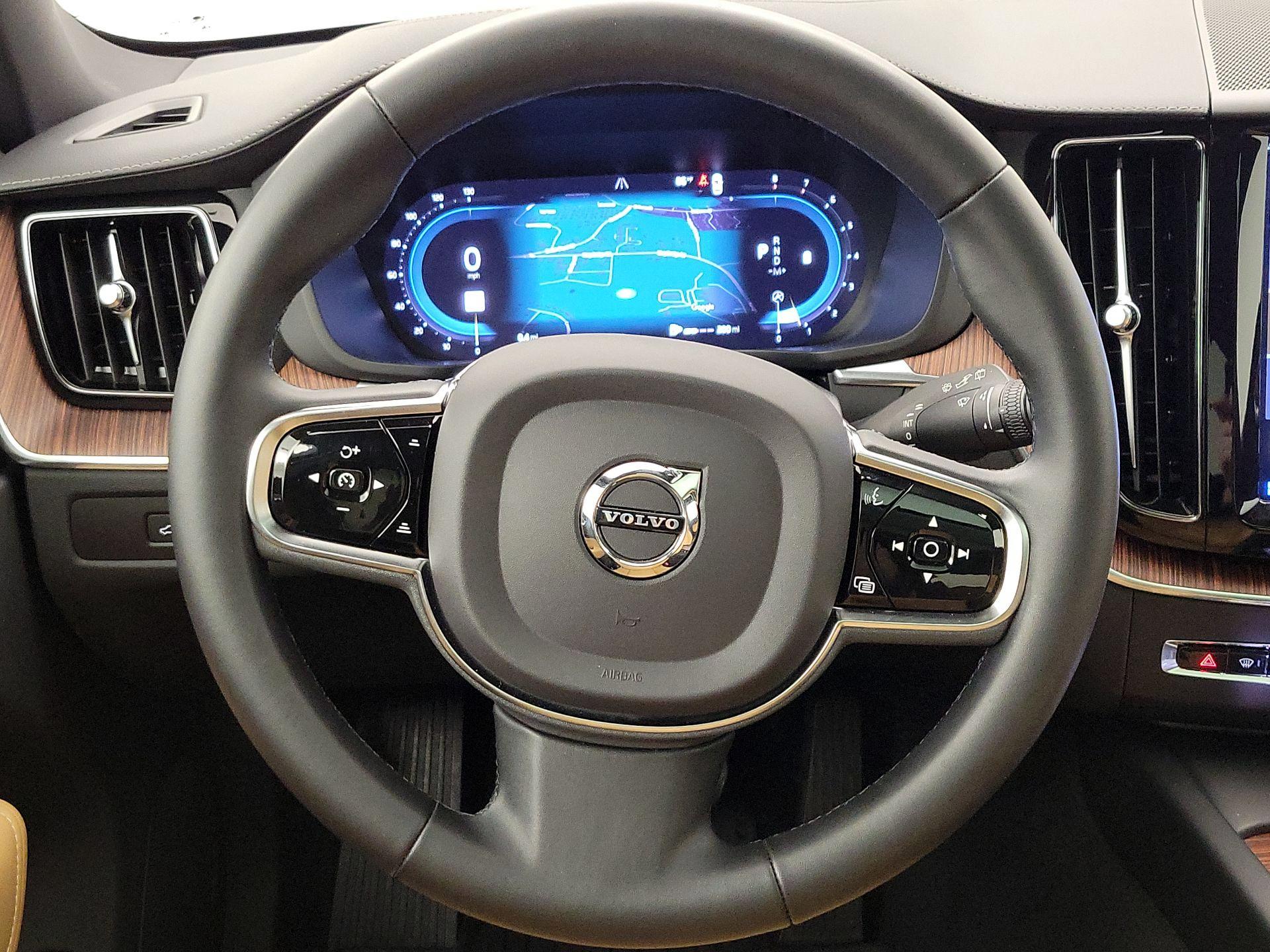 Thumbnail: 2023 Volvo XC60 - 10