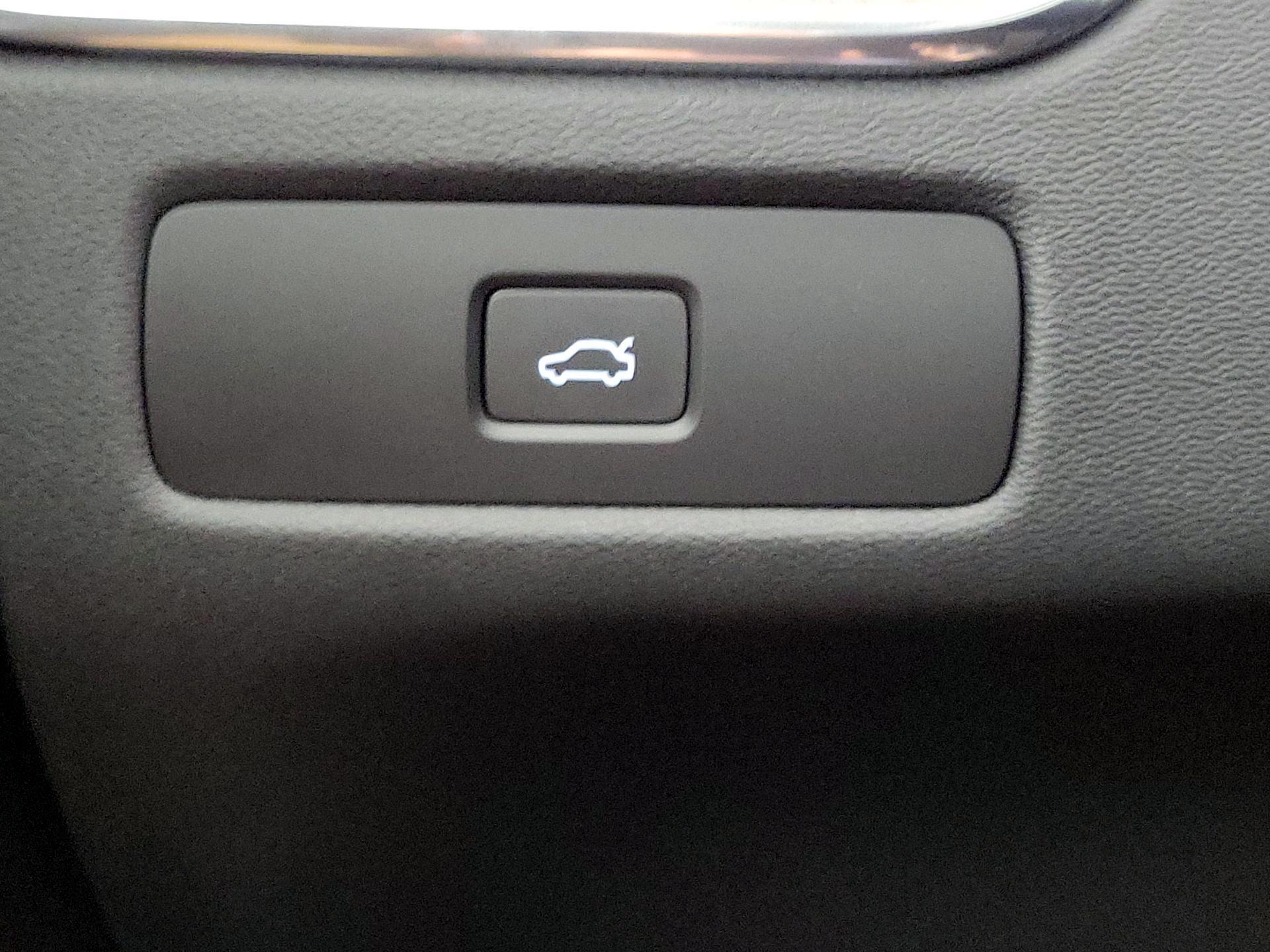 Thumbnail: 2023 Volvo XC60 - 13