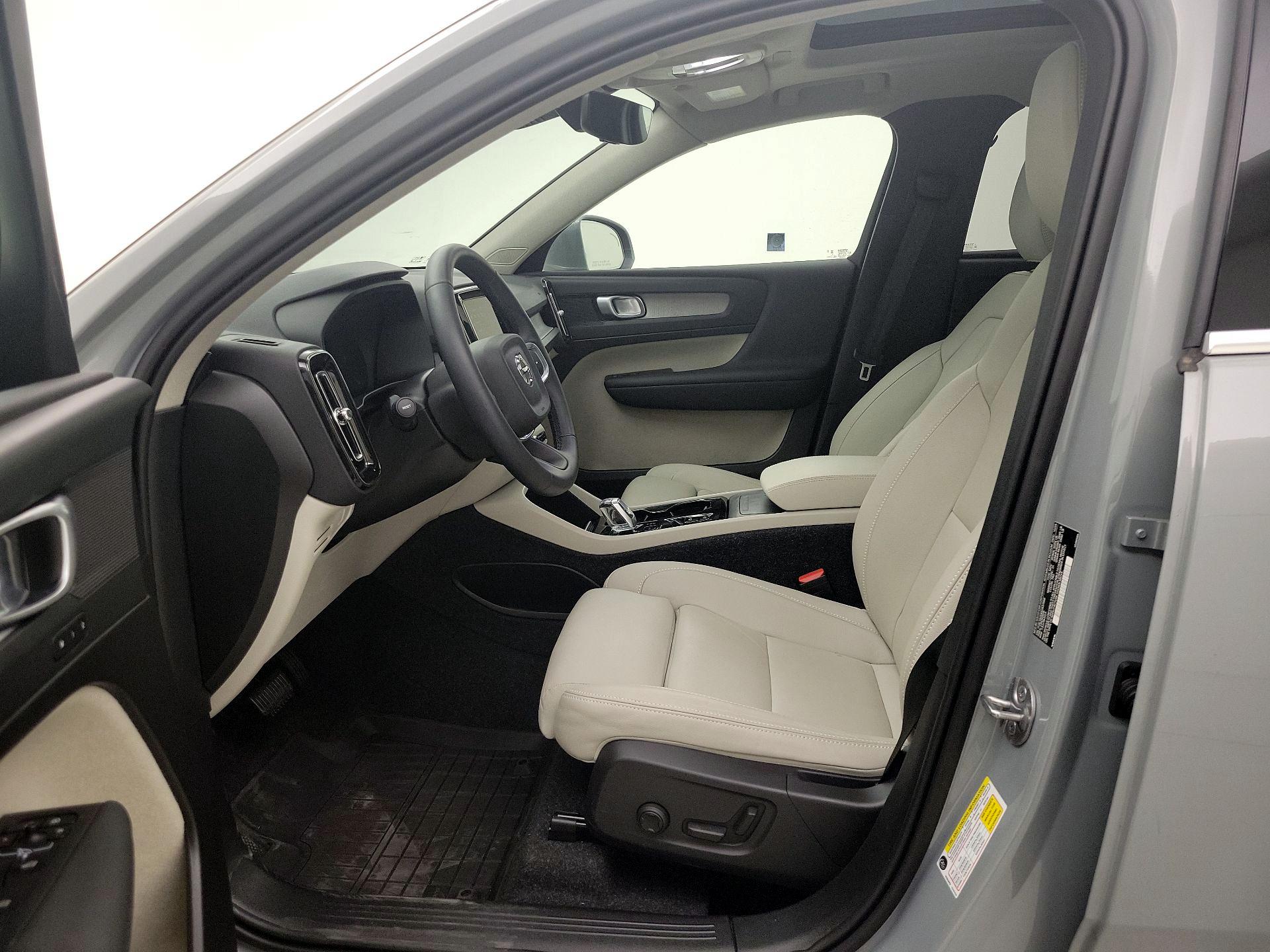 Thumbnail: 2025 Volvo XC40 - 11