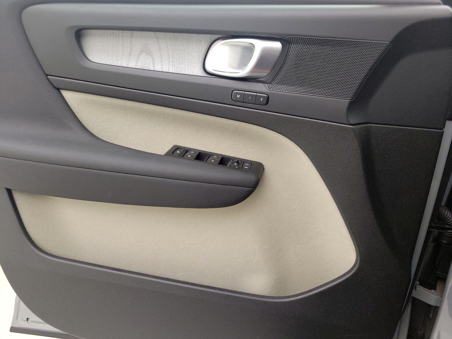 Thumbnail: 2025 Volvo XC40 - 12