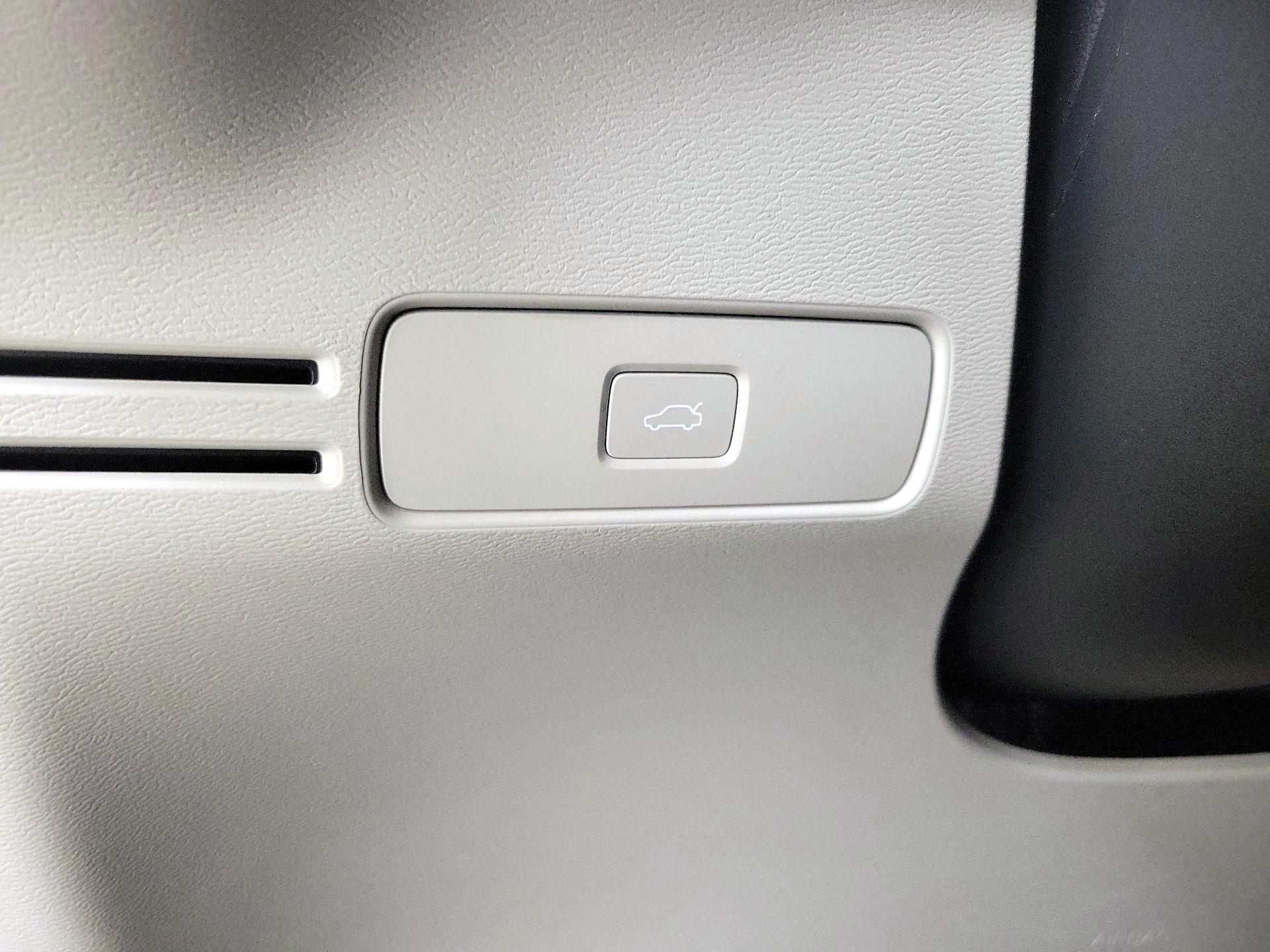 Thumbnail: 2025 Volvo XC40 - 13