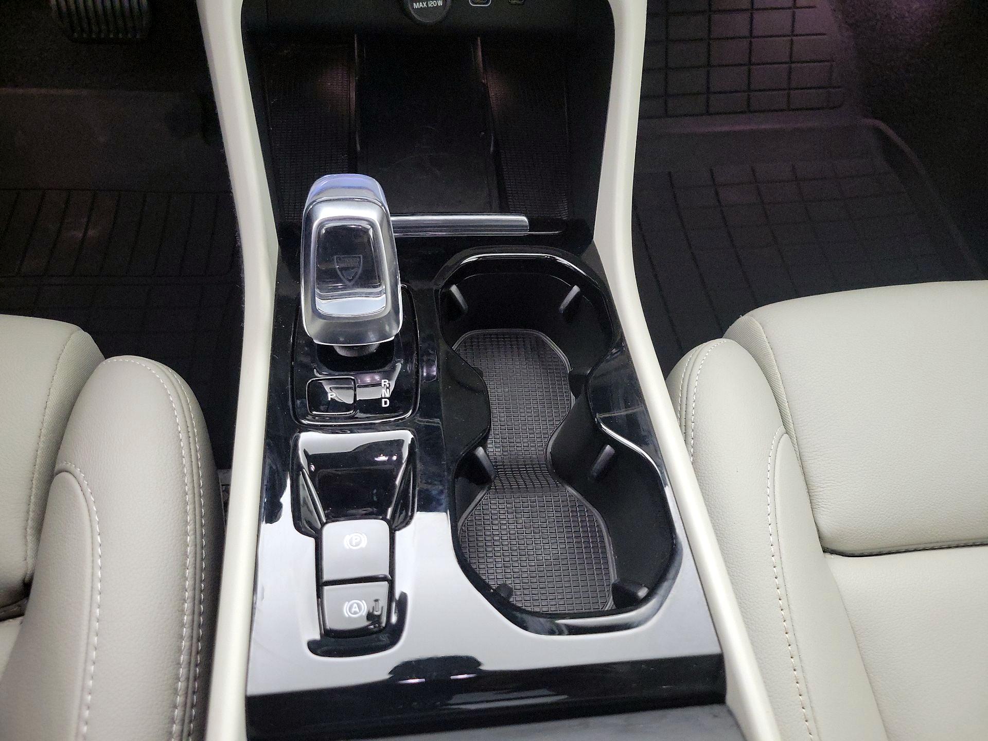 Thumbnail: 2025 Volvo XC40 - 18