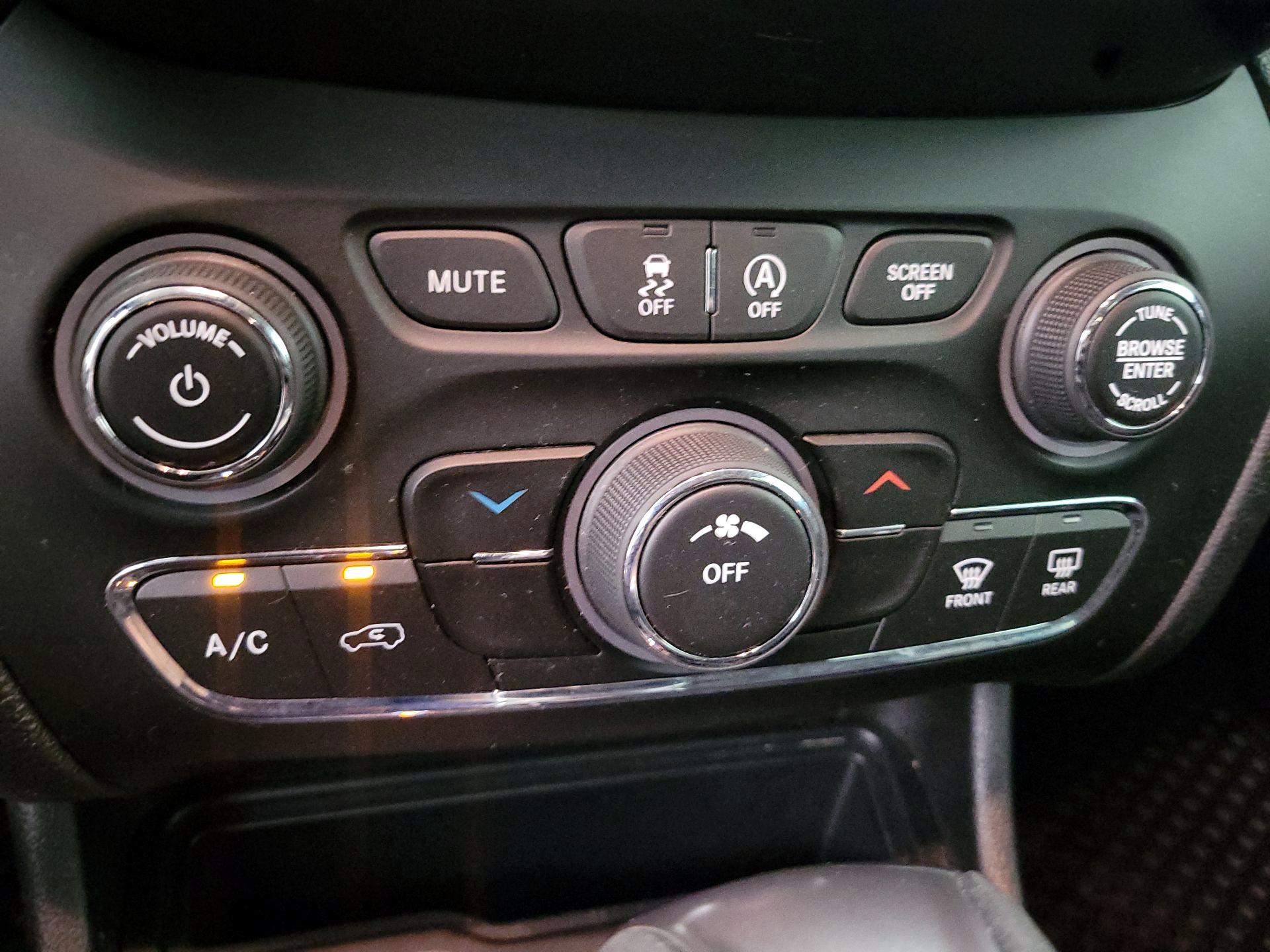 Thumbnail: 2020 Jeep Cherokee - 16