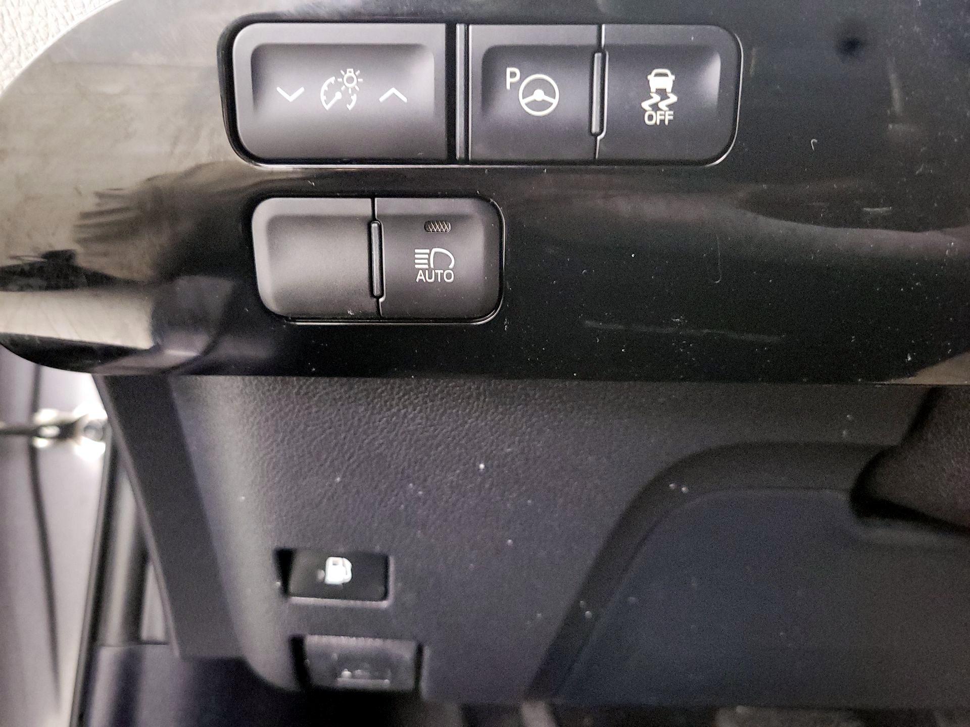 Thumbnail: 2018 Toyota Prius - 13