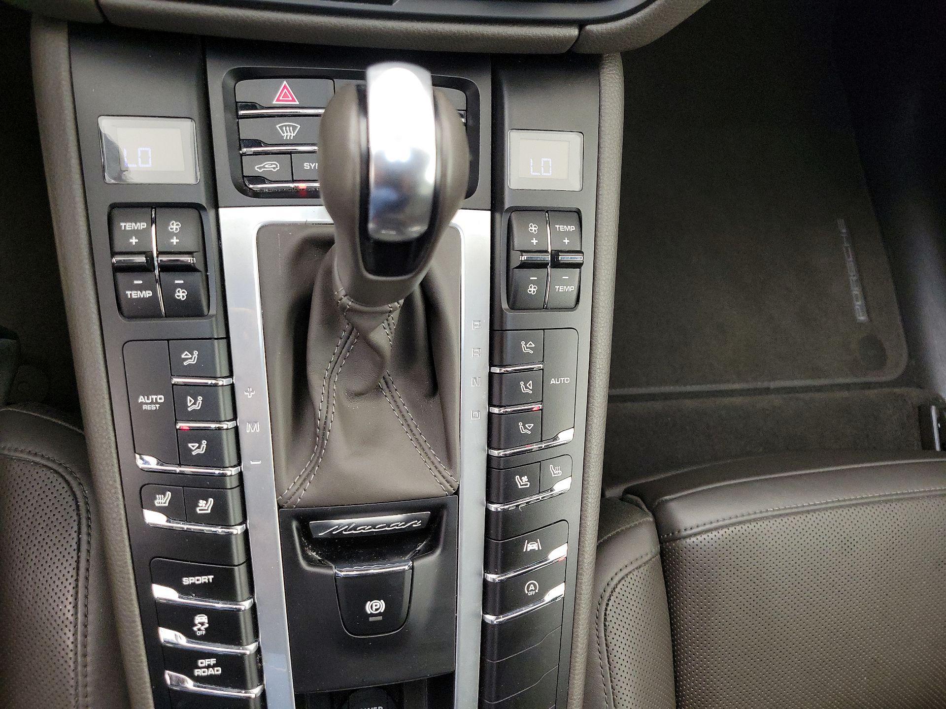 Thumbnail: 2021 Porsche Macan - 18