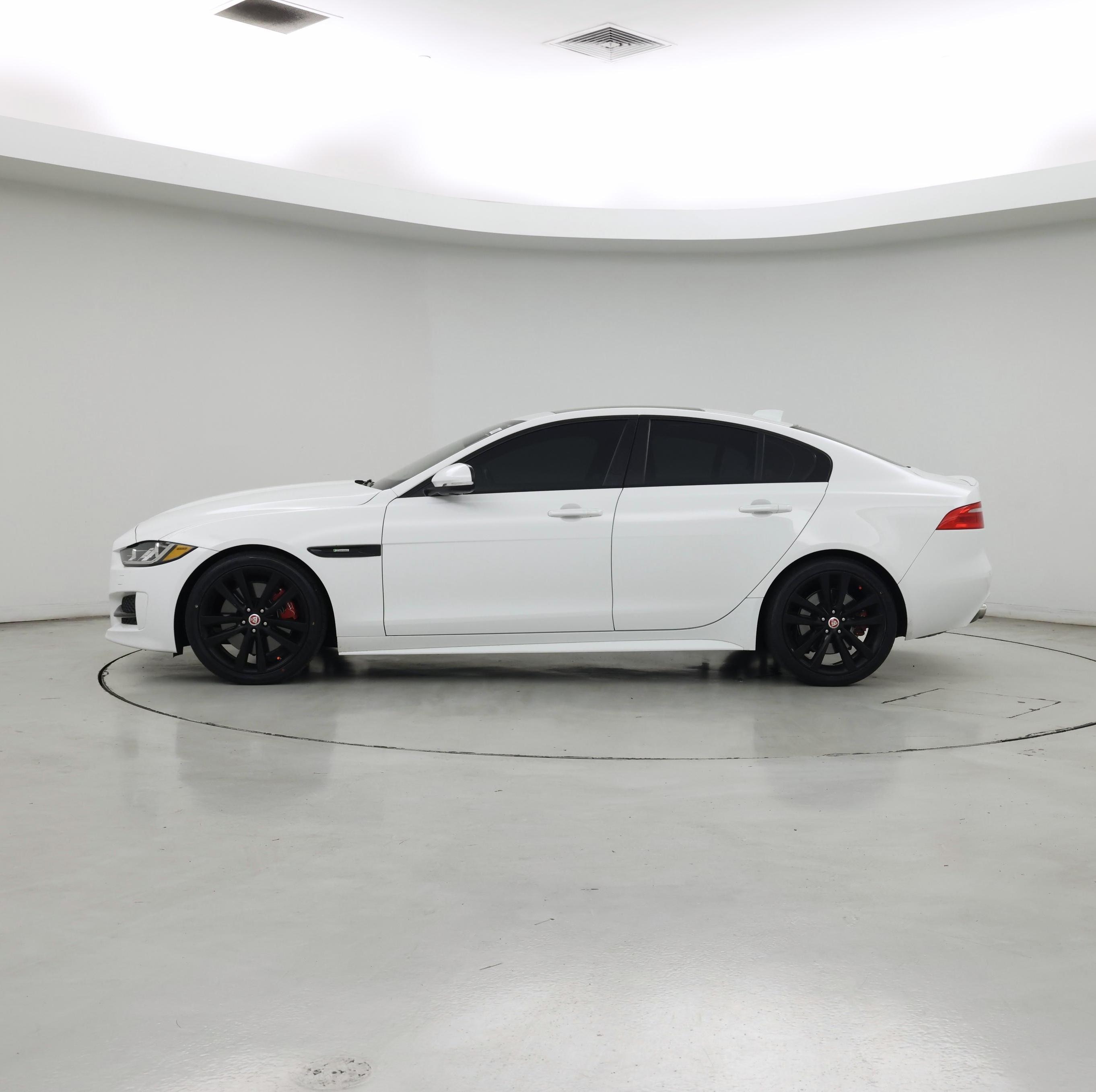 Thumbnail: 2018 Jaguar XE - 3