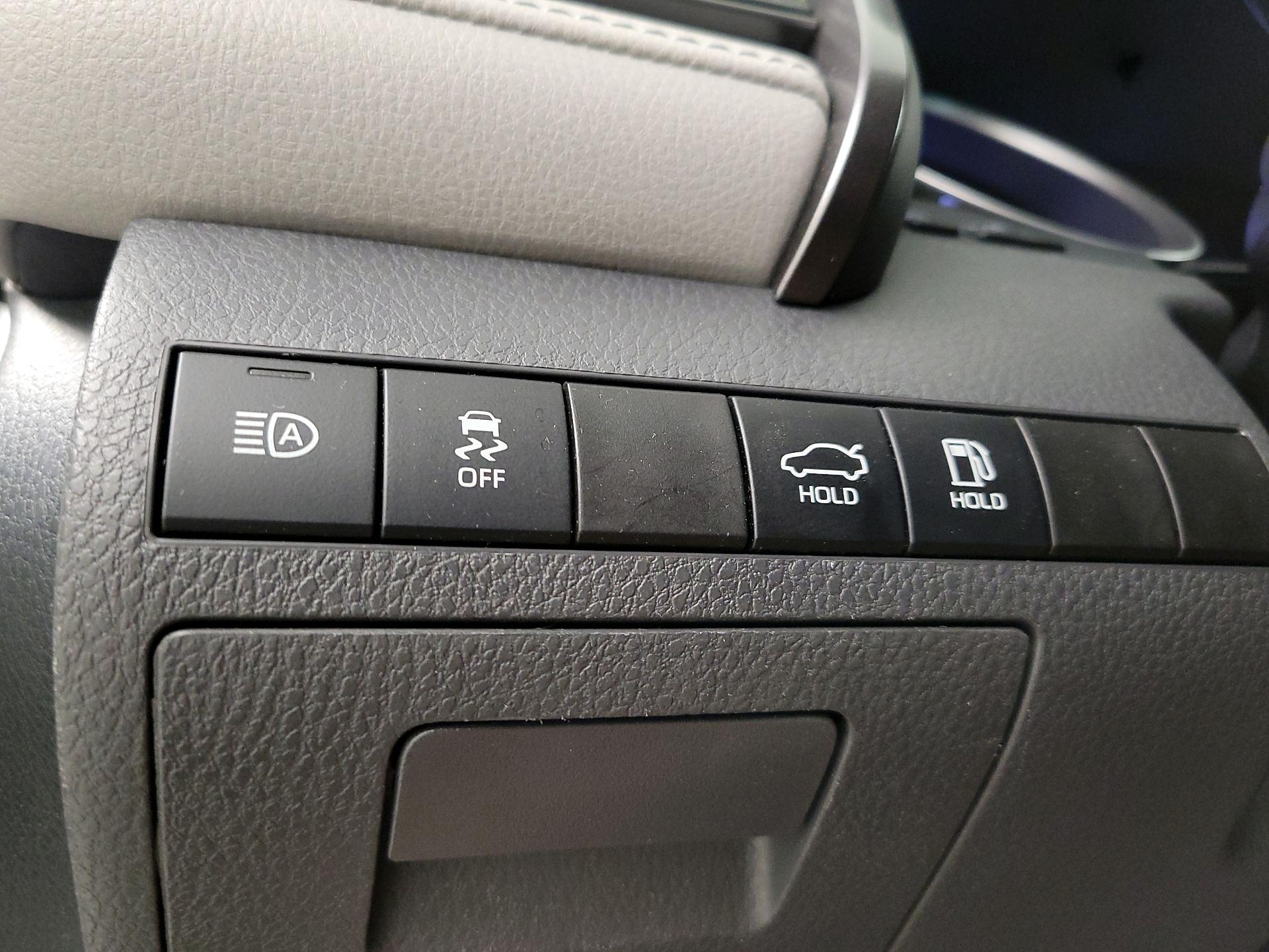 Thumbnail: 2022 Toyota Camry - 13