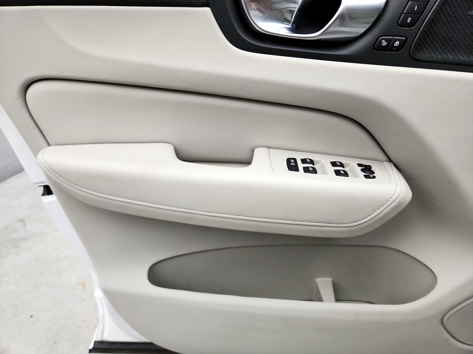 Thumbnail: 2023 Volvo XC60 - 12