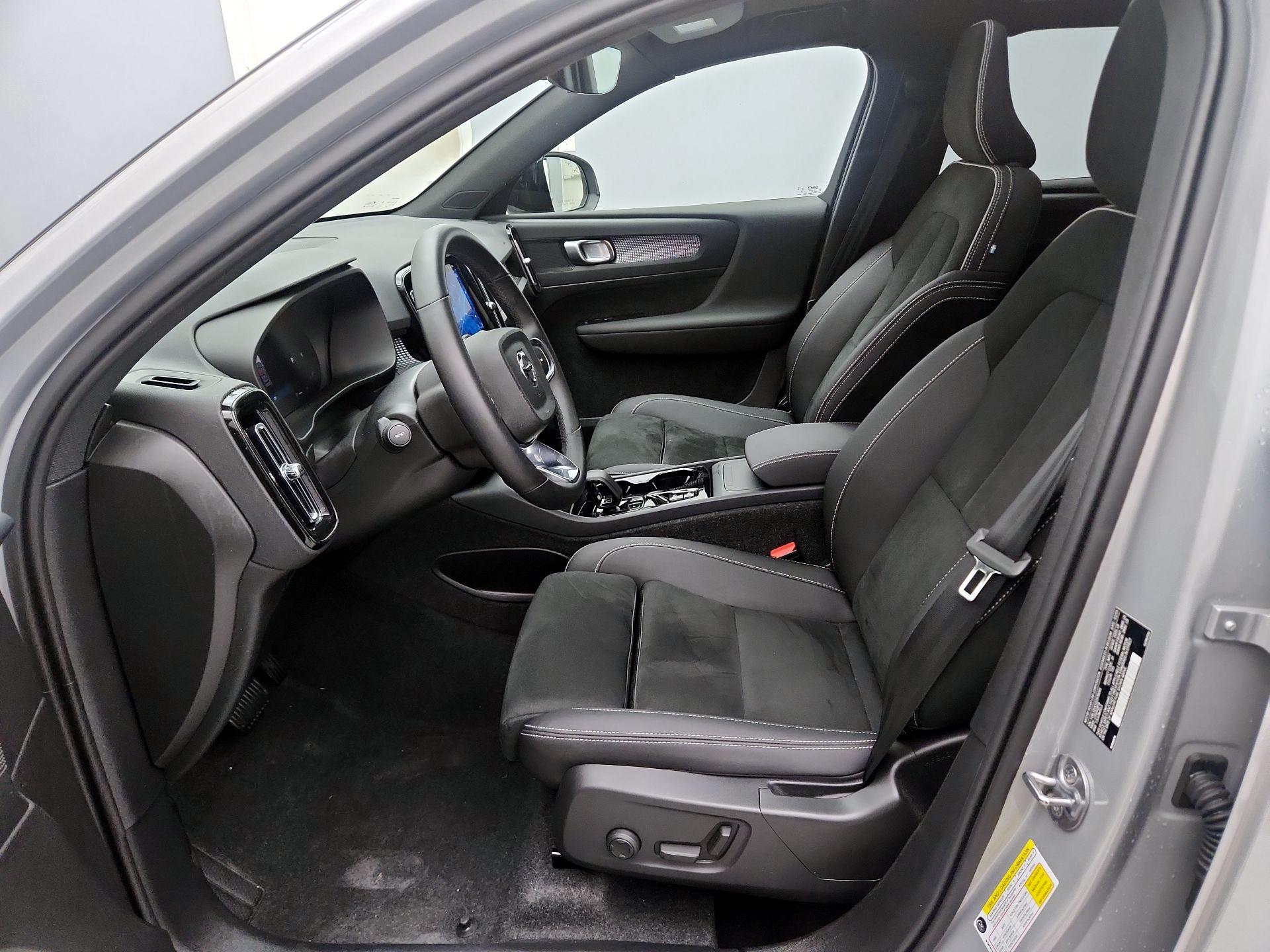 Thumbnail: 2025 Volvo XC40 - 11