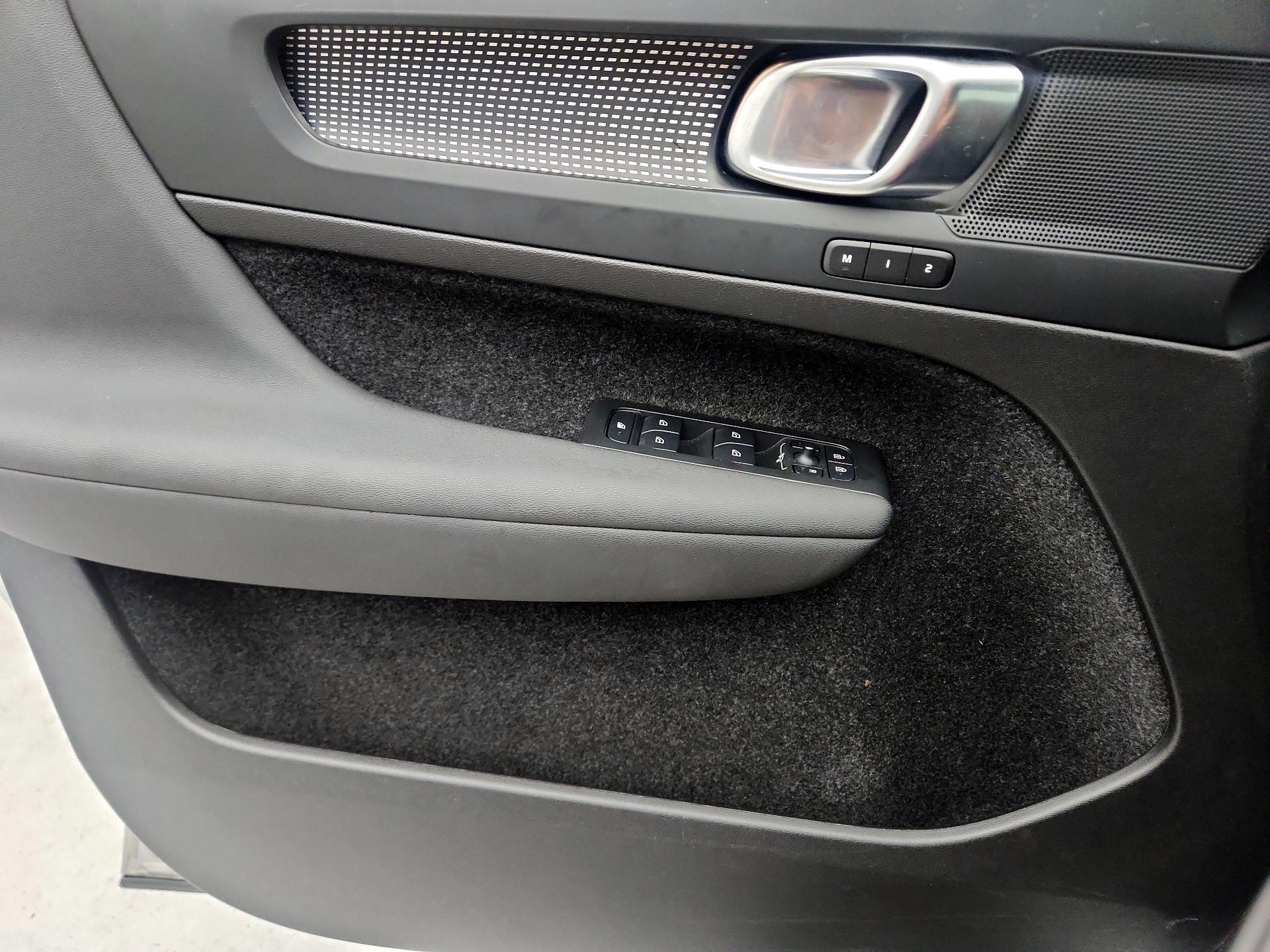 Thumbnail: 2025 Volvo XC40 - 12